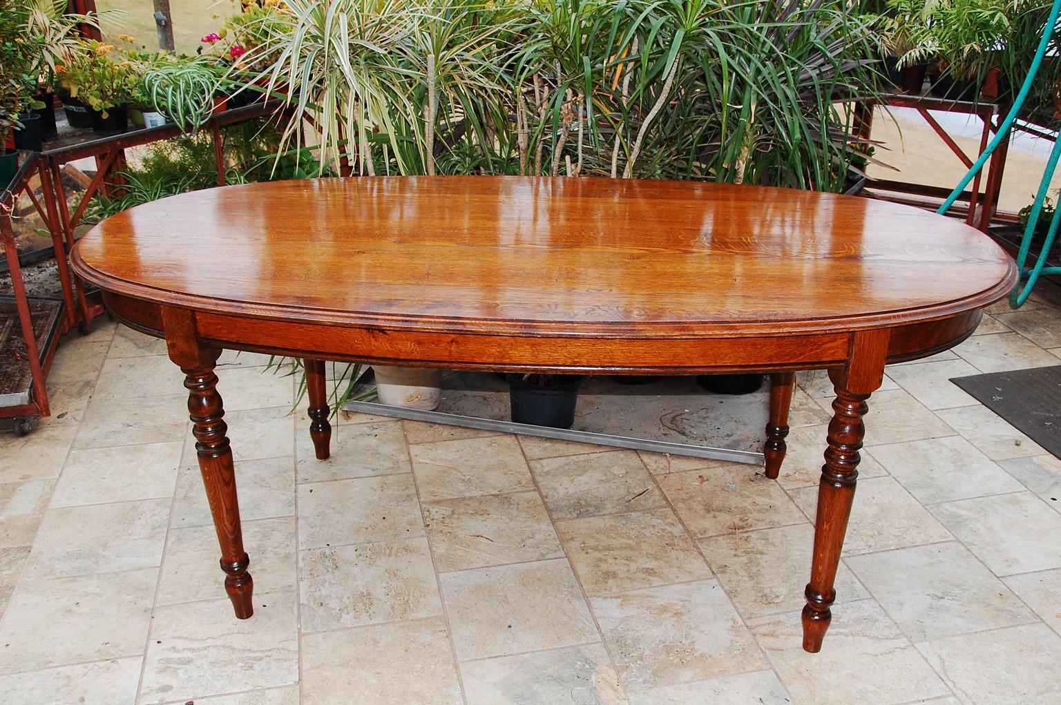 French Provincial Early 20th Century Oak Oval Dining Table with Turned Legs 1