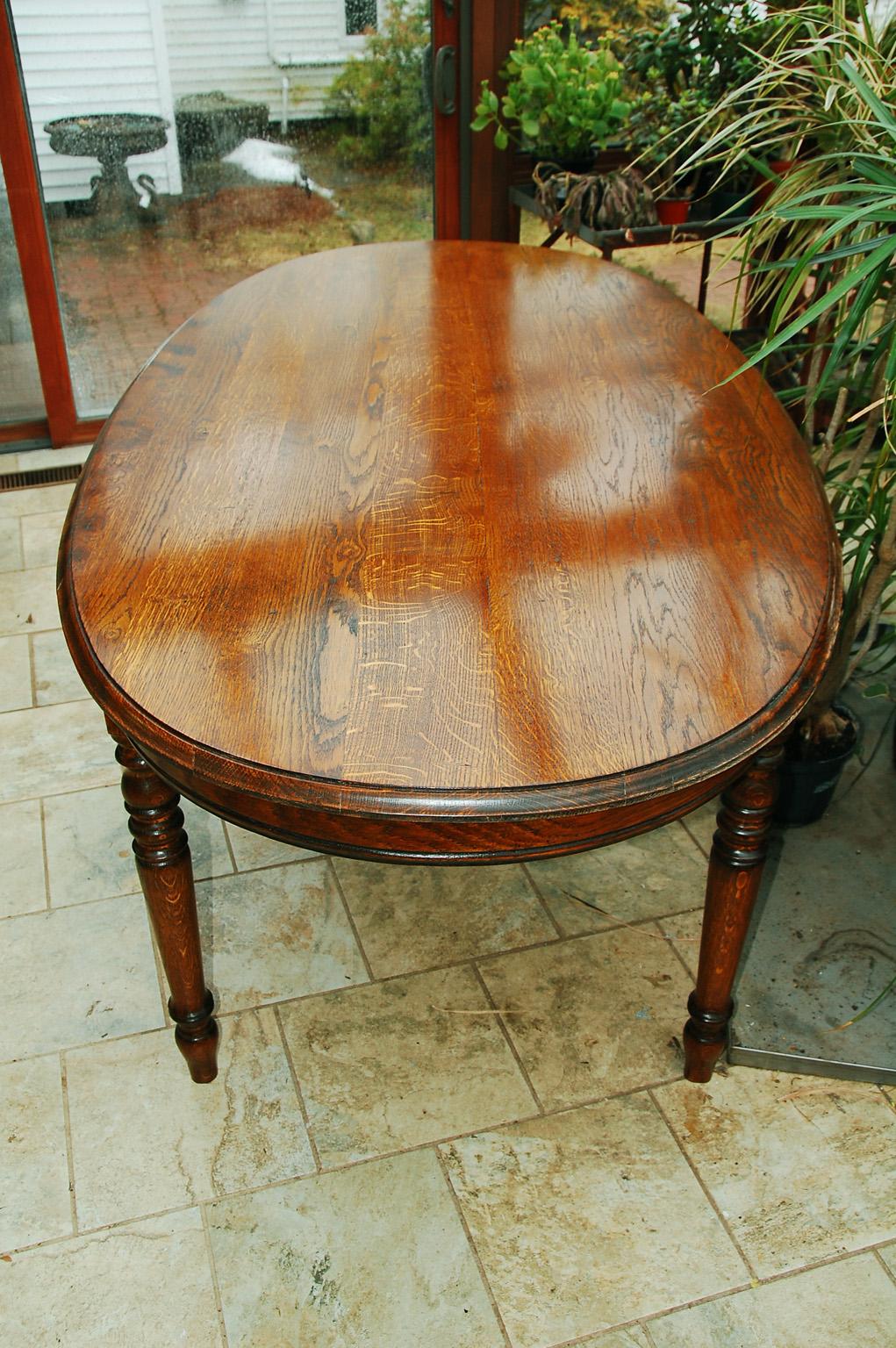 French Provincial Early 20th Century Oak Oval Dining Table with Turned Legs 2