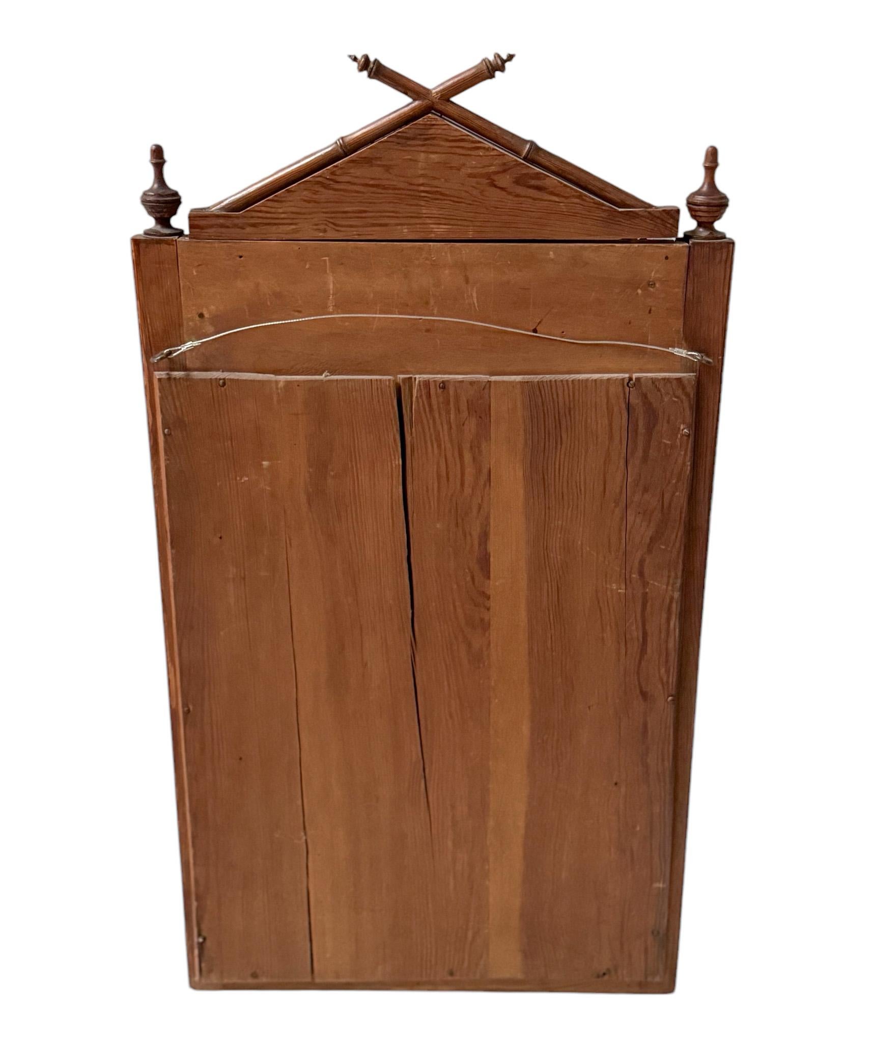 Pin Miroir mural provincial français en faux bambou, années 1900 en vente