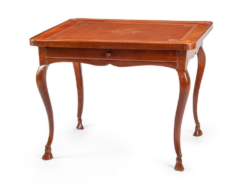 Mesa de escritorio provincial francesa de madera de frutal y cuero labrado, S. XVIII Provincial francés en venta