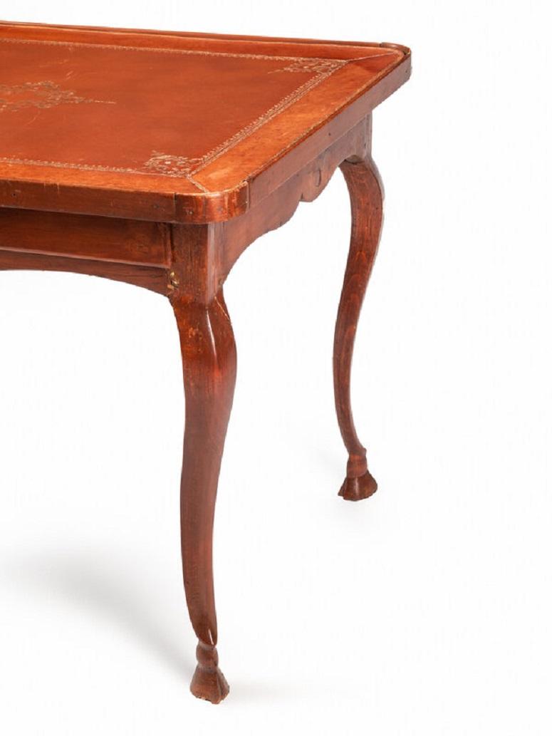 Mesa de escritorio provincial francesa de madera de frutal y cuero labrado, S. XVIII en Bueno estado para la venta en Savannah, GA