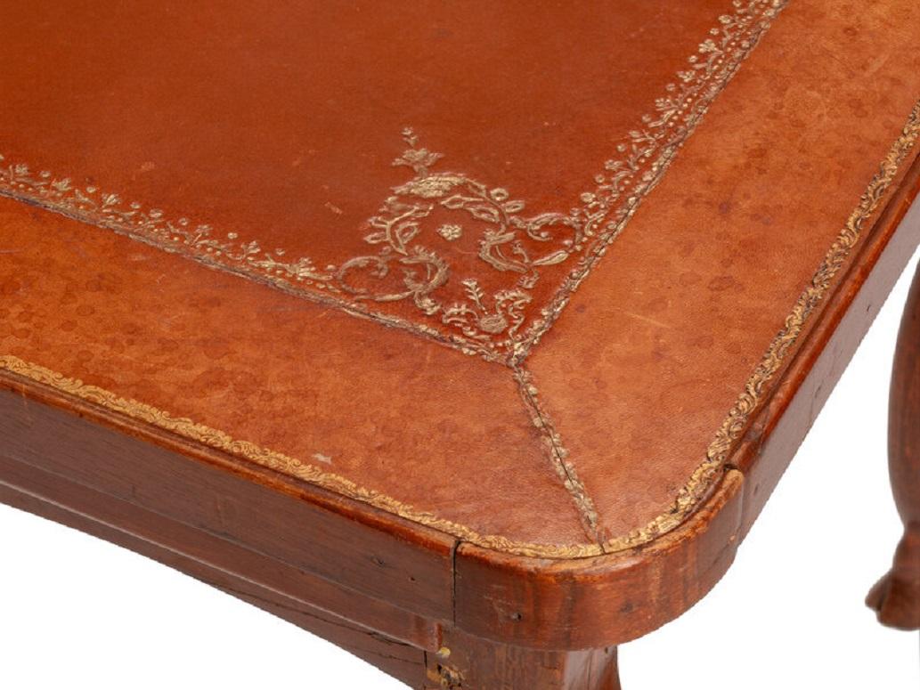 Mesa de escritorio provincial francesa de madera de frutal y cuero labrado, S. XVIII siglo XVIII y antes en venta