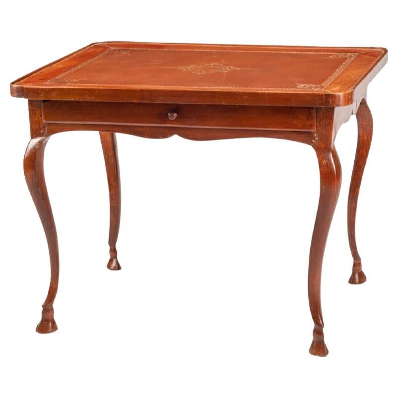 Table à écrire provinciale française en bois fruitier et cuir ouvragé, 18e siècle