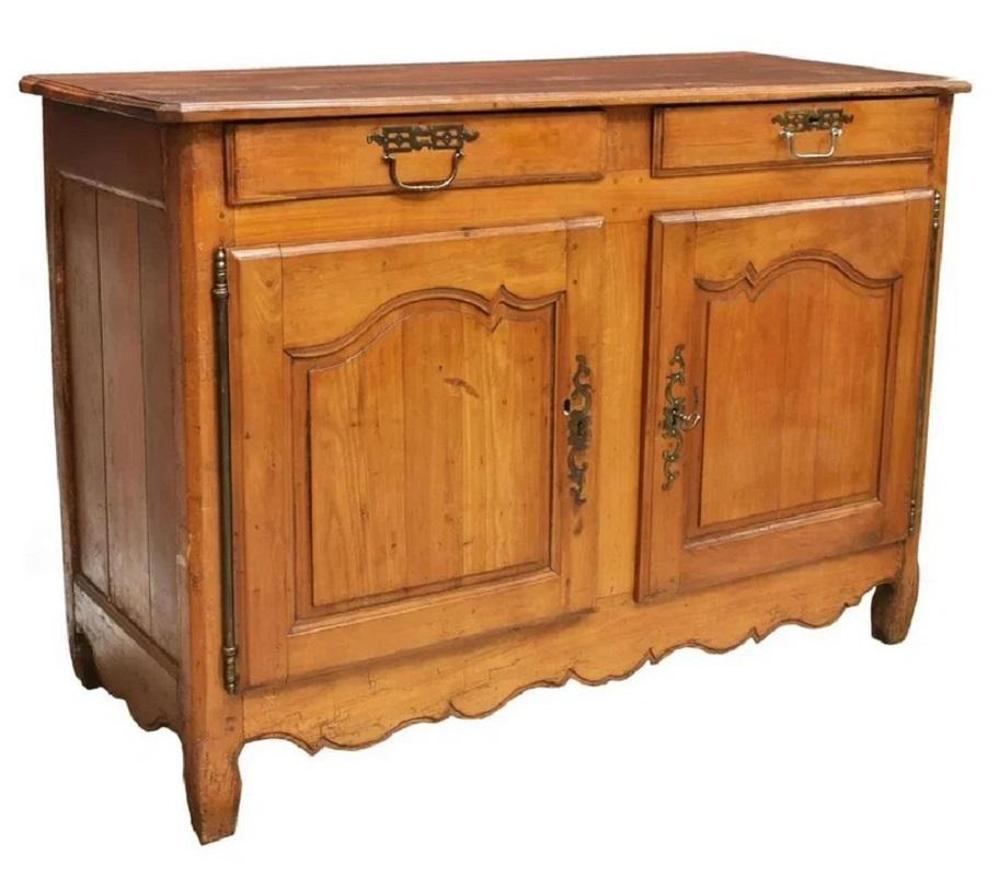 Credenza provinciale francese in legno di frutto, XIX secolo, cassa rettangolare con montanti angolari a sbalzo, dotata di due cassetti a fregio, due ante a pannello con cerniere esterne lunghe, grembiule smerlato, gambe a cabriola.