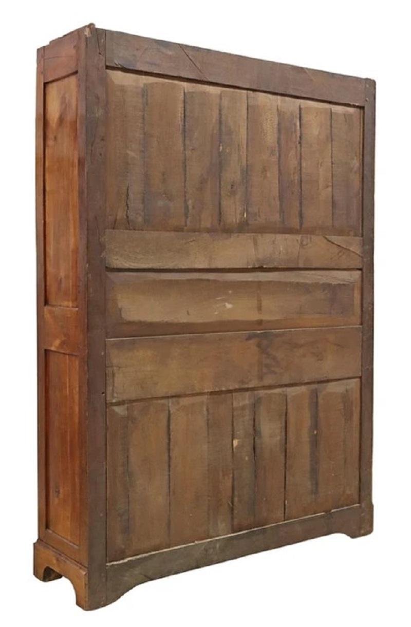 Vetrina, libreria o vetrinetta in legno di frutto della provincia francese, metà del XIX secolo.  Con ante a doppio vetro, che rivelano un unico ripiano interno, e che si reggono su piedi a staffa.
