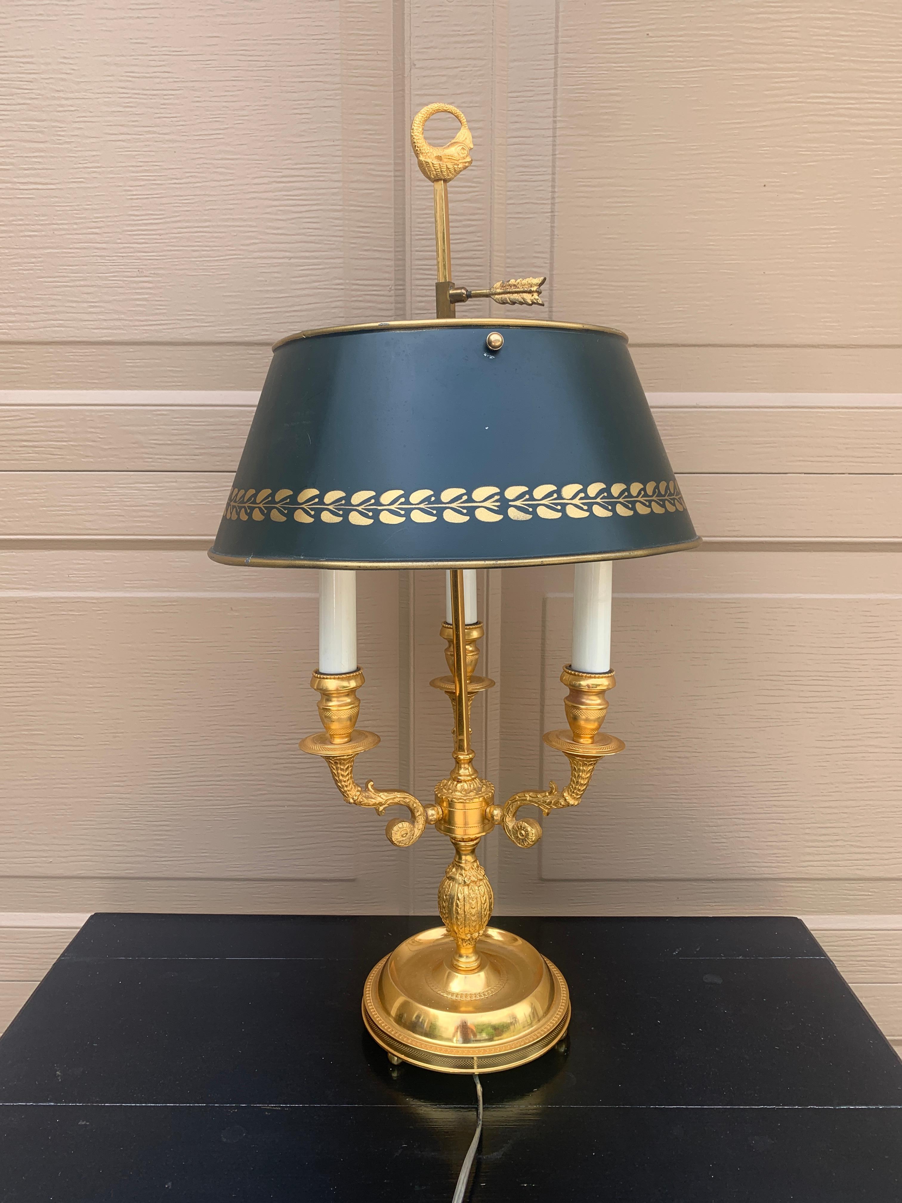 Lámpara Bouillotte Provincial Francesa de Latón Dorado con Pantalla de Tole Negro Estencilada en venta 3