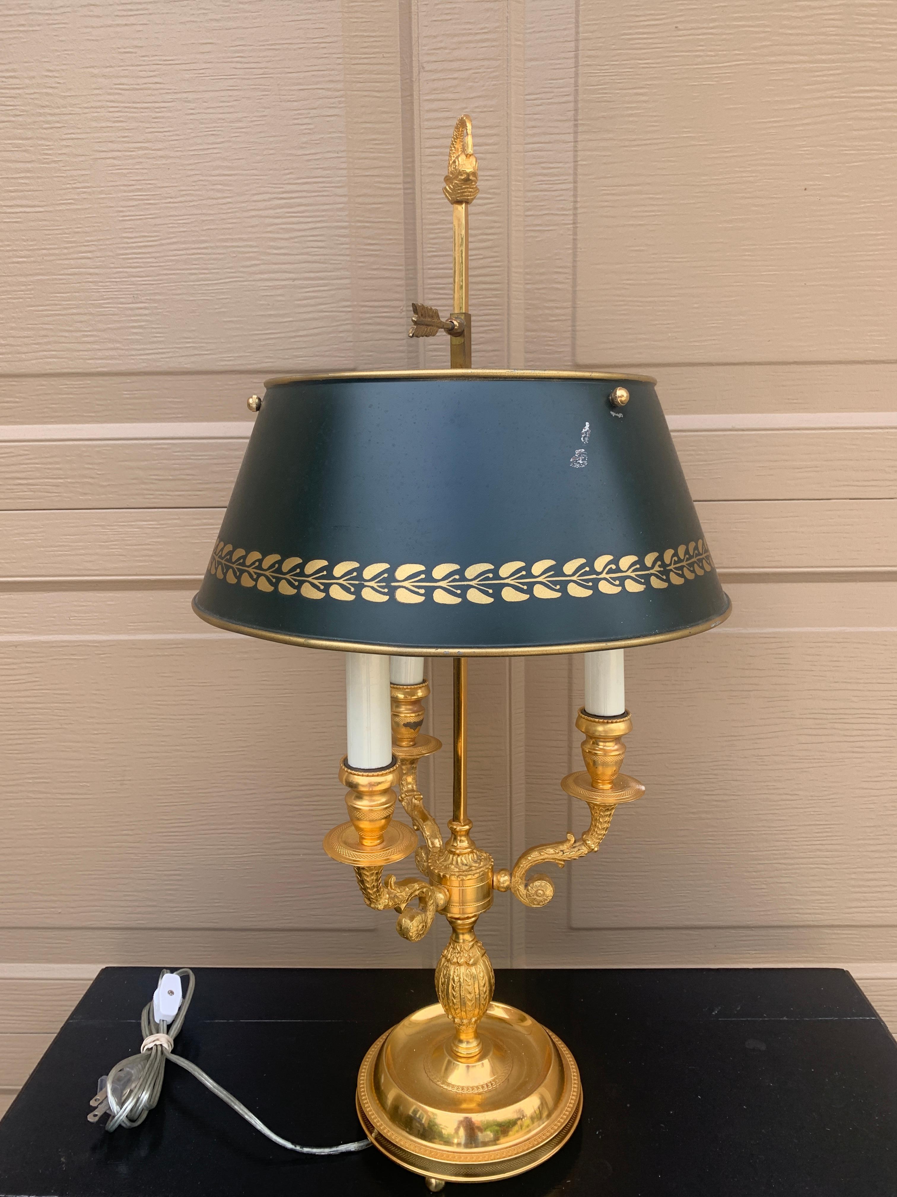 Lámpara Bouillotte Provincial Francesa de Latón Dorado con Pantalla de Tole Negro Estencilada en venta 4