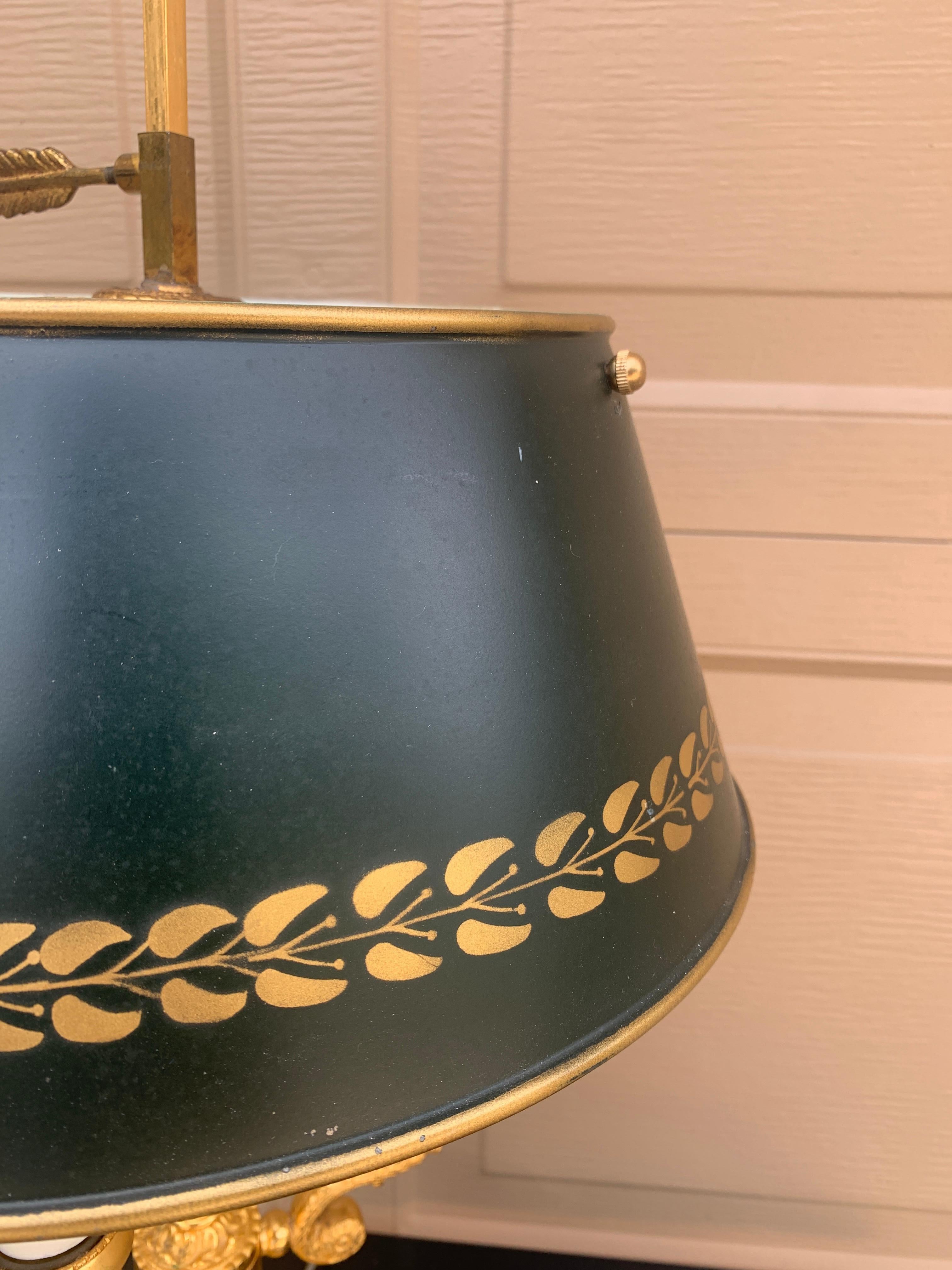 Lámpara Bouillotte Provincial Francesa de Latón Dorado con Pantalla de Tole Negro Estencilada siglo XX en venta