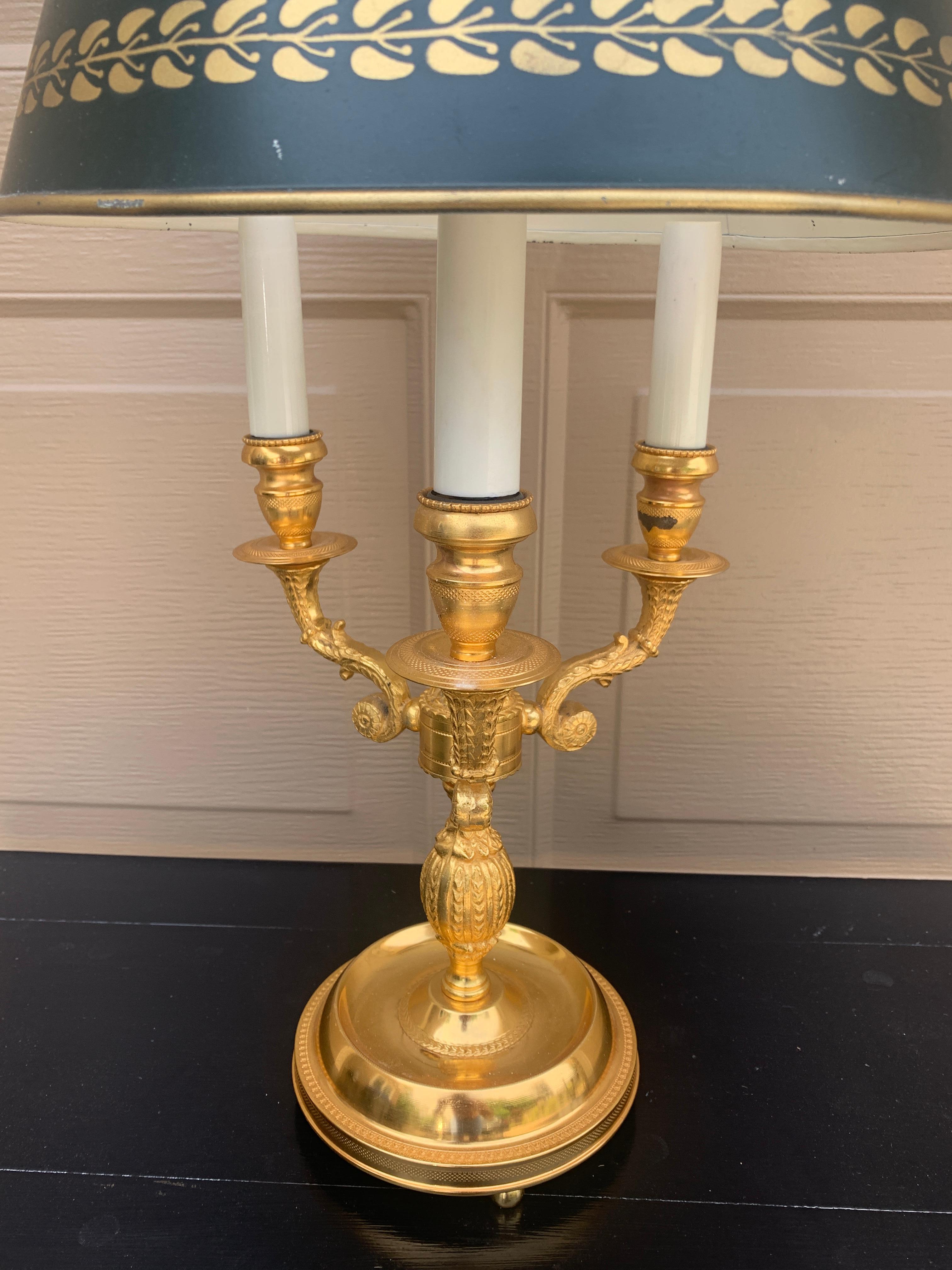 Lámpara Bouillotte Provincial Francesa de Latón Dorado con Pantalla de Tole Negro Estencilada Metal en venta