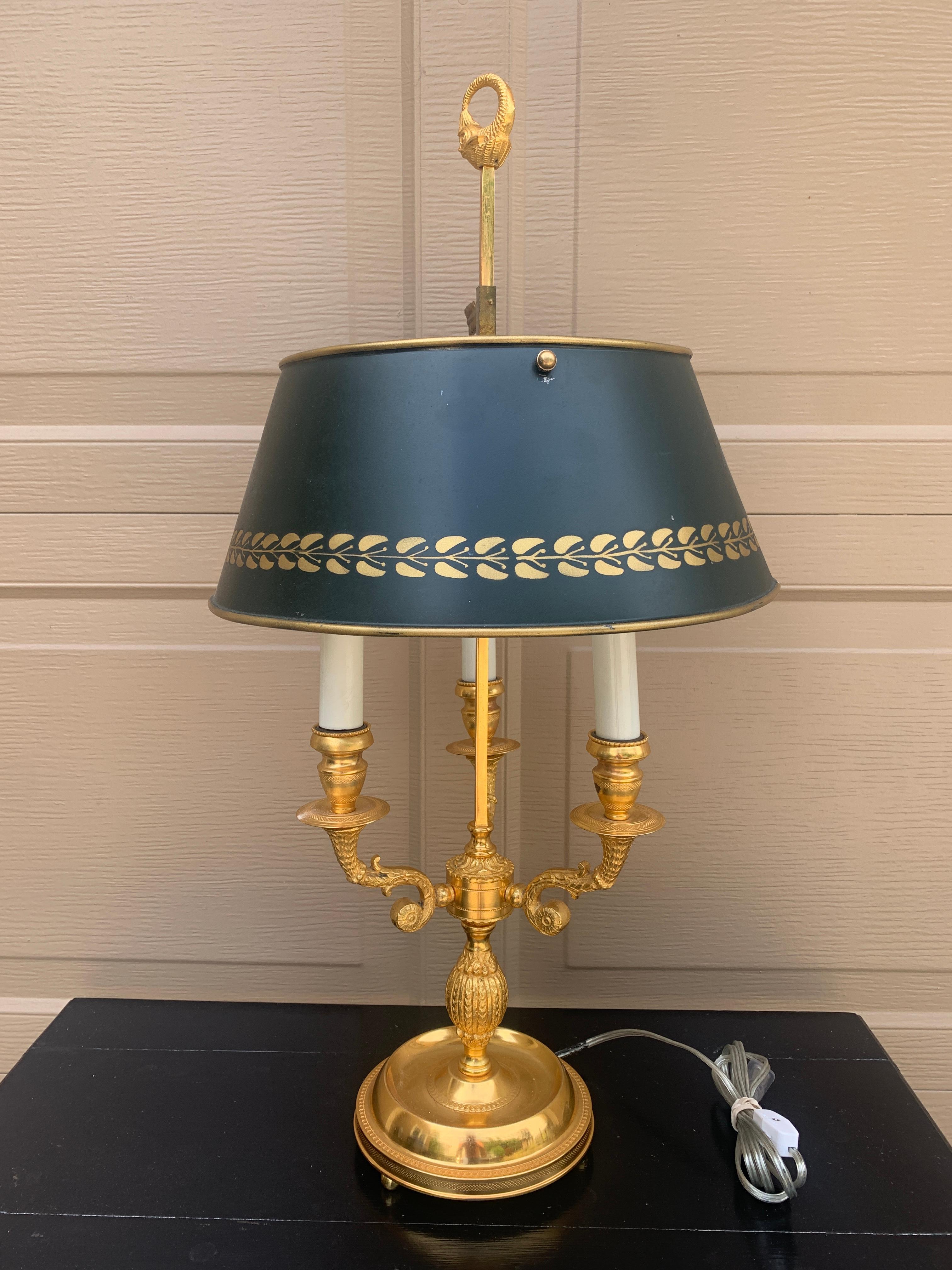 Lámpara Bouillotte Provincial Francesa de Latón Dorado con Pantalla de Tole Negro Estencilada en venta 2