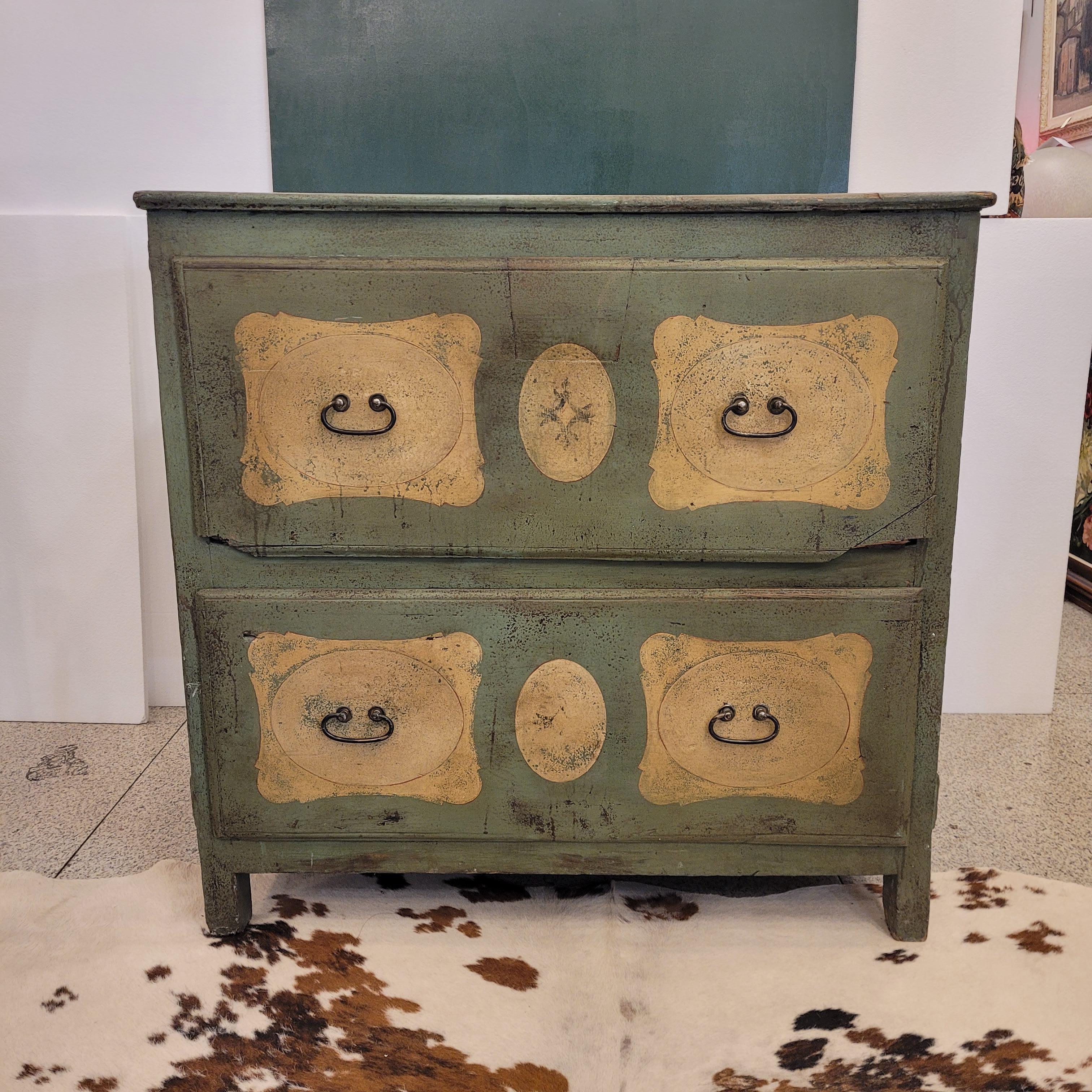 French Provincial green  Beige Commode Chest of drawers In Good Condition For Sale In Valladolid, ES