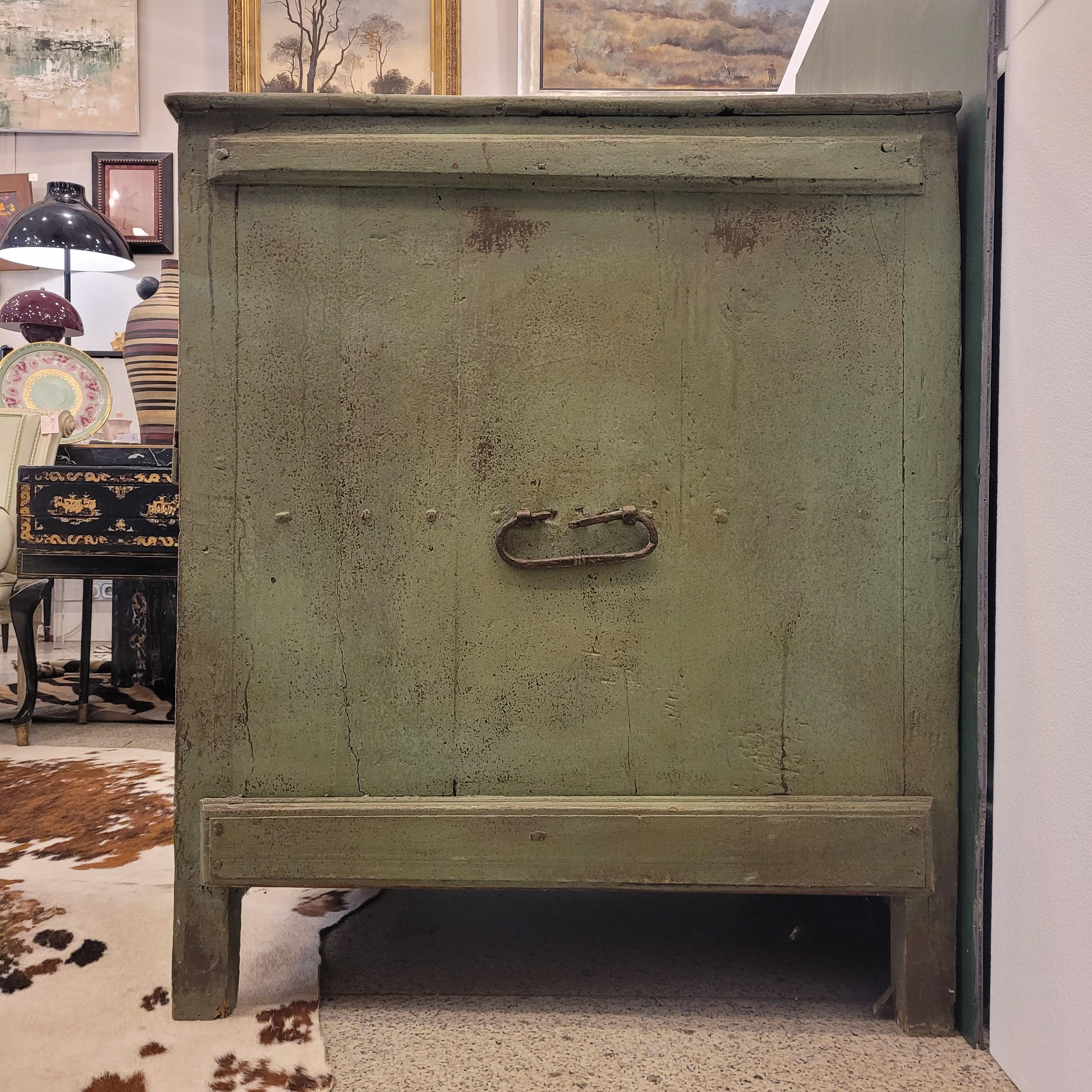 Fin du XVIIIe siècle Vert provincial français  Commode beige Commode à tiroirs en vente