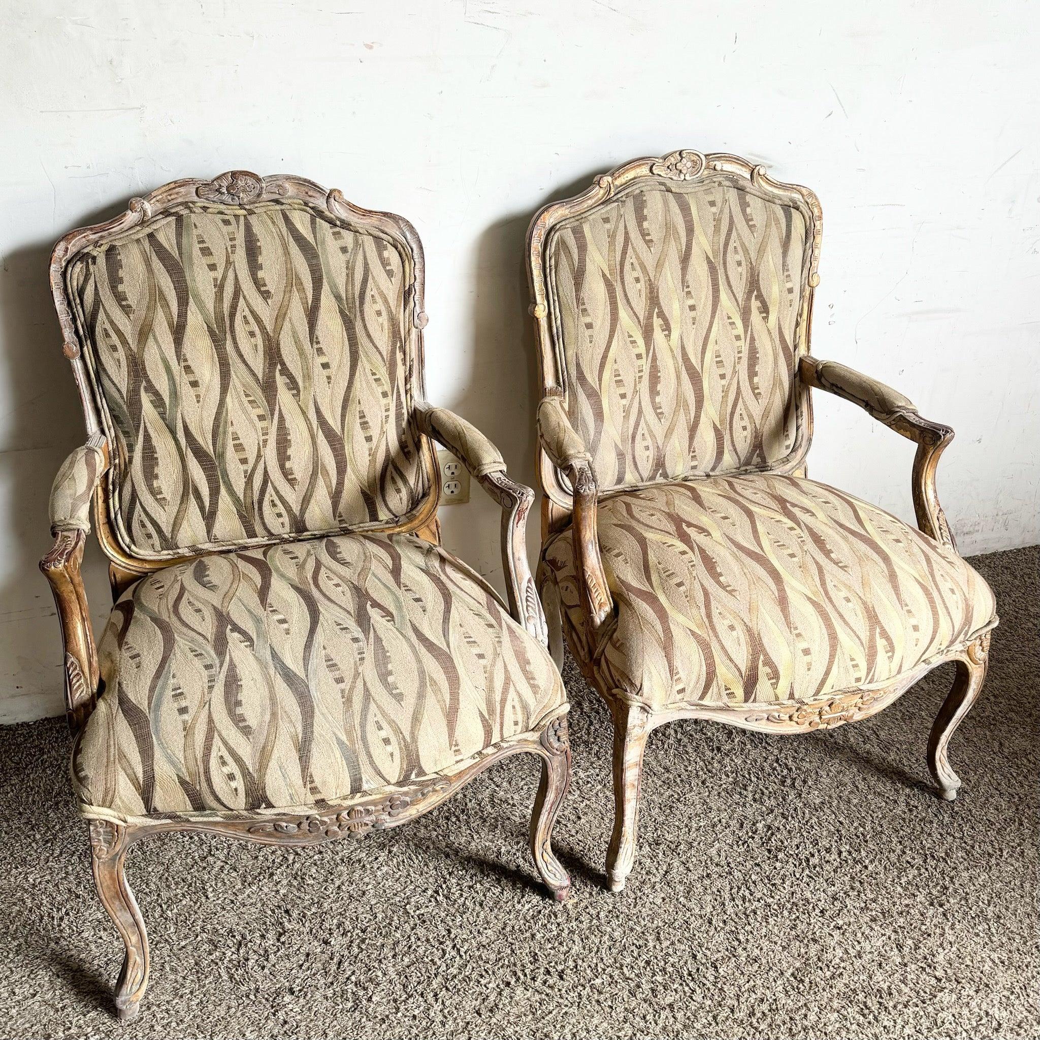 Coppia di sedie da salotto della Provincia francese intagliate a mano con dettagli intricati, che offrono raffinatezza e comfort vintage per interni eleganti.
 
 Alcuni segni di usura sulla finitura, sul tessuto e sul legno, come mostrato nelle