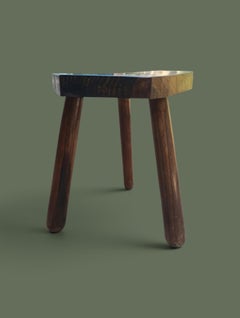 Sgabello esagonale a tre gambe in stile provenzale francese, rovere massiccio, con intaglio a trifoglio, anni '50