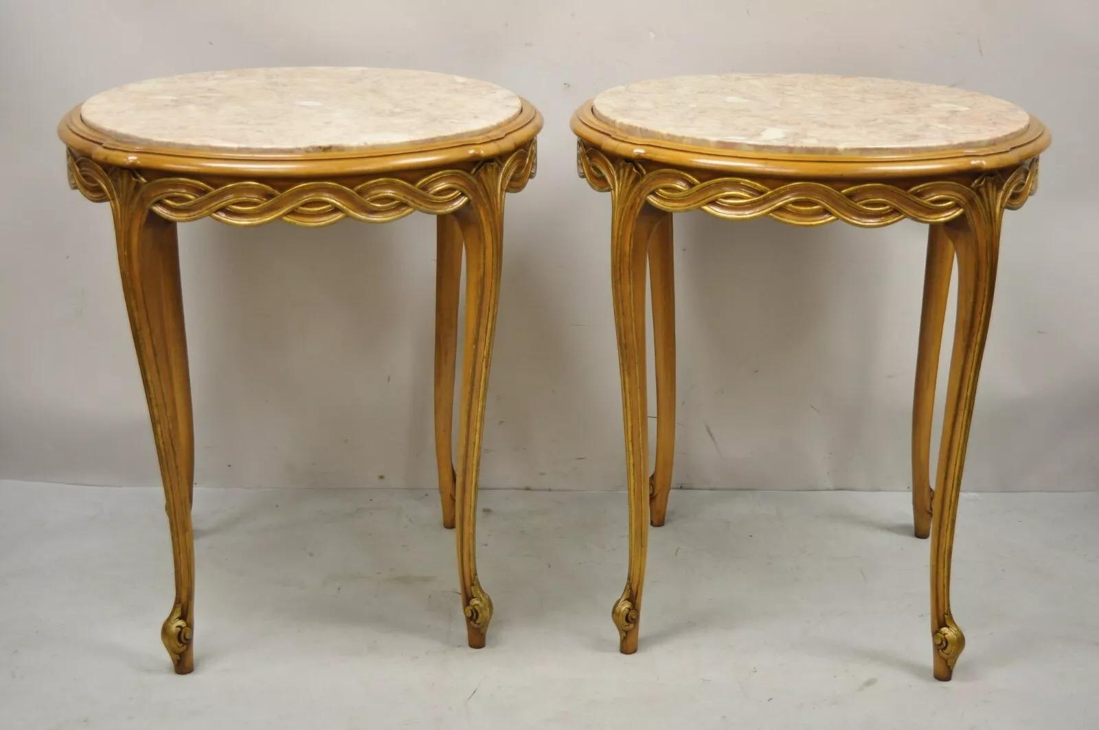 Envíanos un mensaje con tu código postal para solicitar un presupuesto de envío nacional más razonable.

Vintage French Provincial Hollywood Regency Mesas auxiliares redondas con tapa de mármol rosa - un par. El artículo presenta tapas redondas de