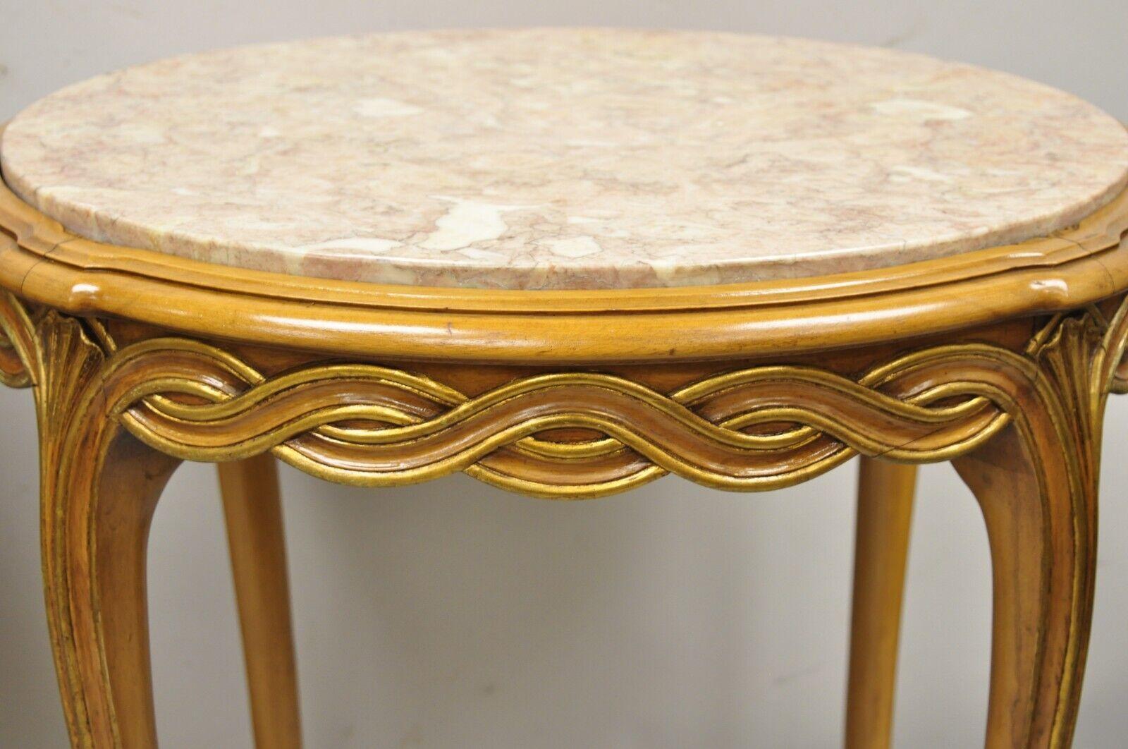 20ième siècle Paire de tables d'appoint rondes à plateau en marbre rose de style Hollywood Regency provincial français en vente