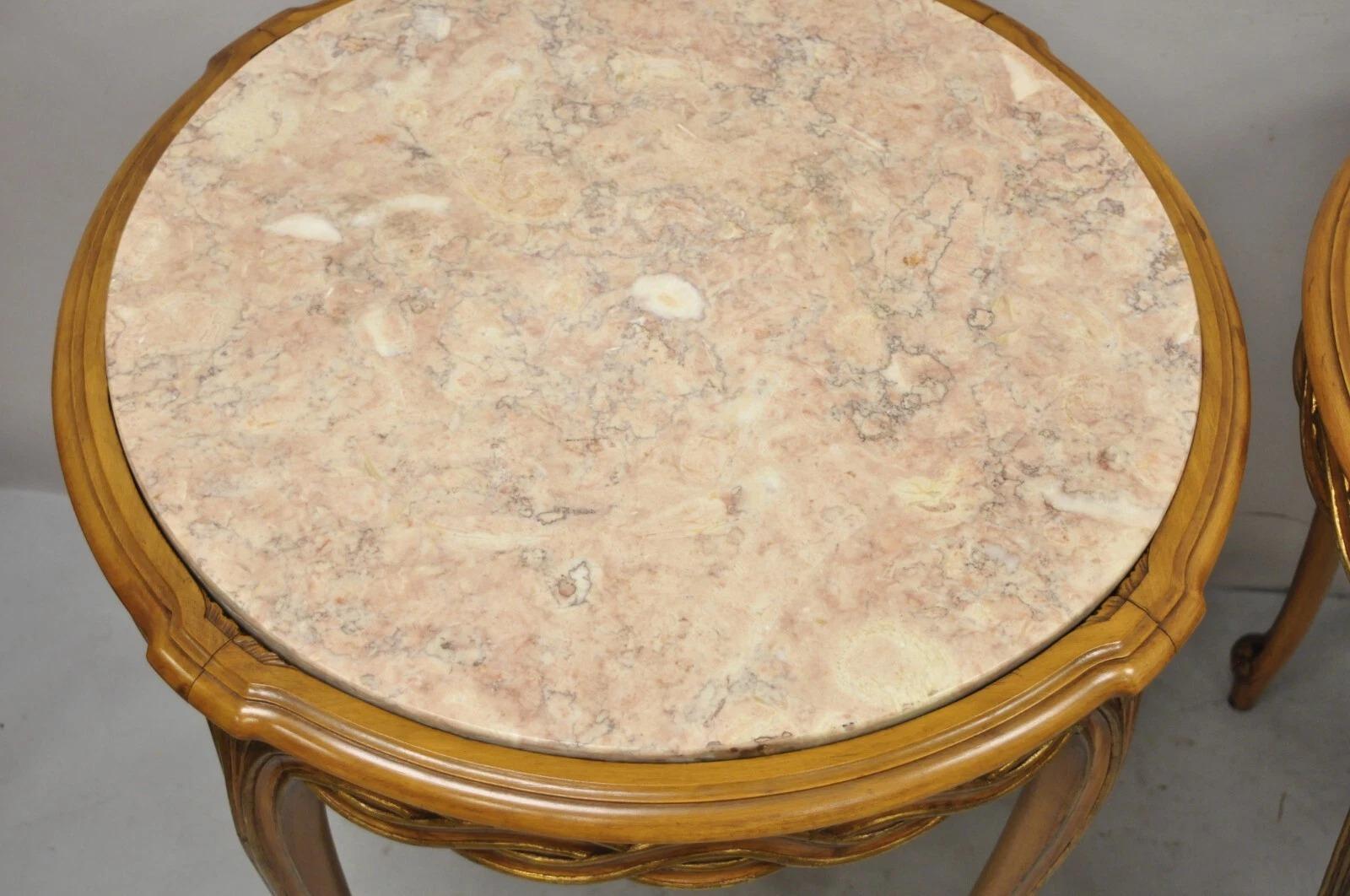 Mesas auxiliares redondas con tapa de mármol rosa de la época Hollywood Provincial Francesa - Pareja en Bueno estado para la venta en Philadelphia, PA