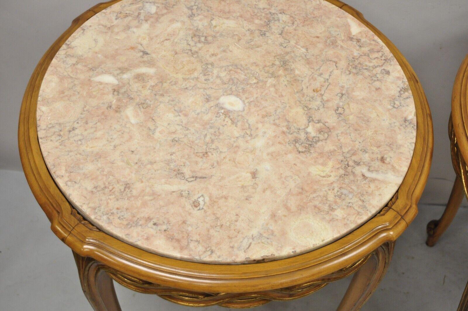 Paire de tables d'appoint rondes à plateau en marbre rose de style Hollywood Regency provincial français en vente 1