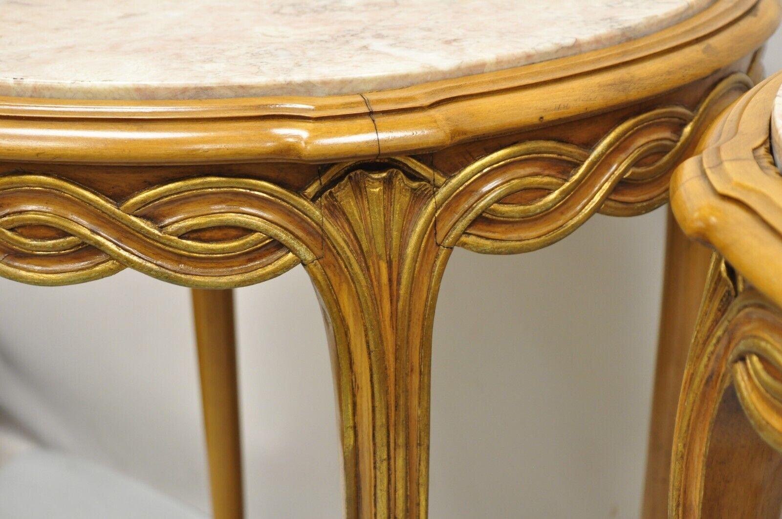 Paire de tables d'appoint rondes à plateau en marbre rose de style Hollywood Regency provincial français en vente 3