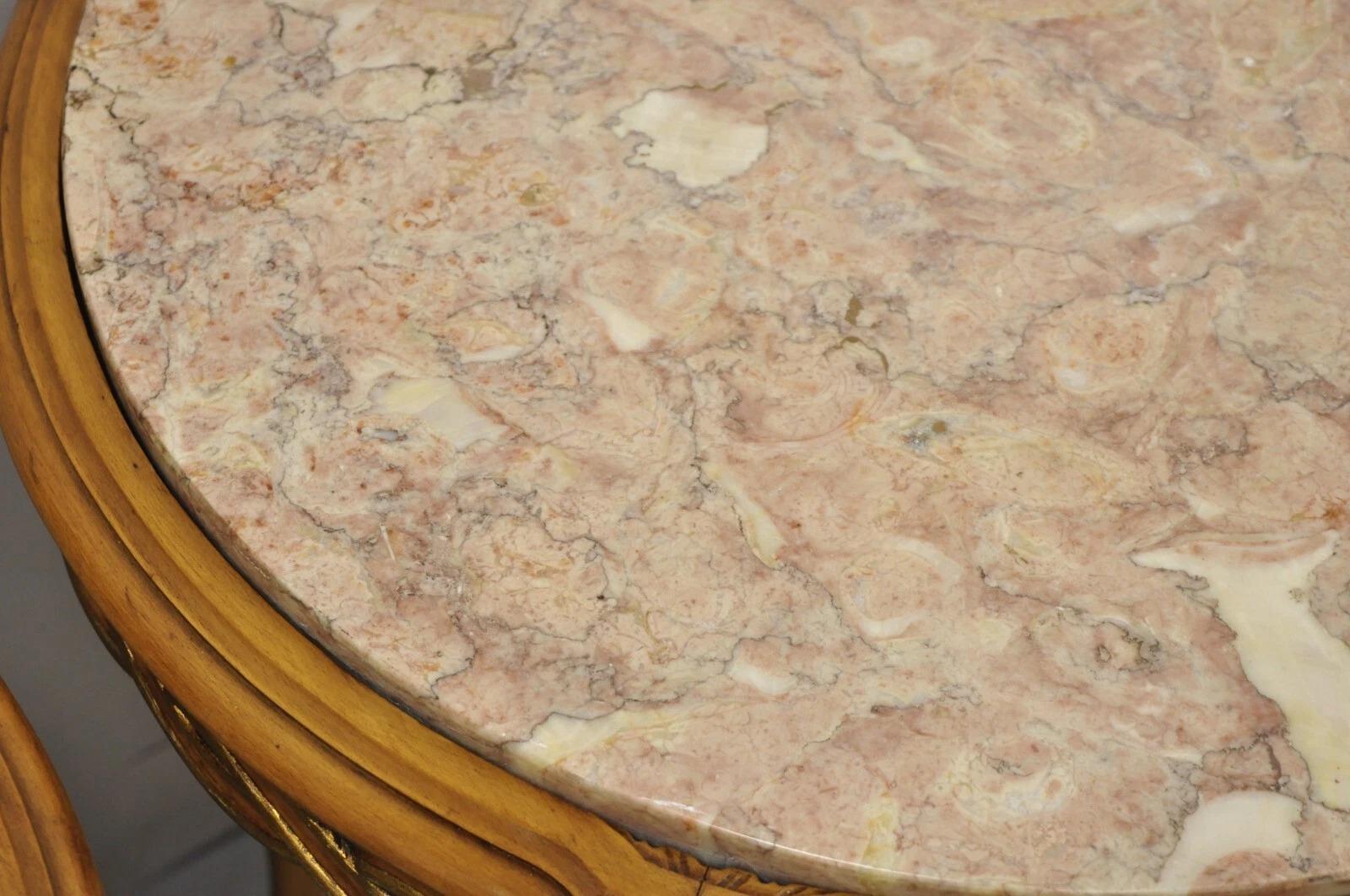 Mesas auxiliares redondas con tapa de mármol rosa de la época Hollywood Provincial Francesa - Pareja en venta 1