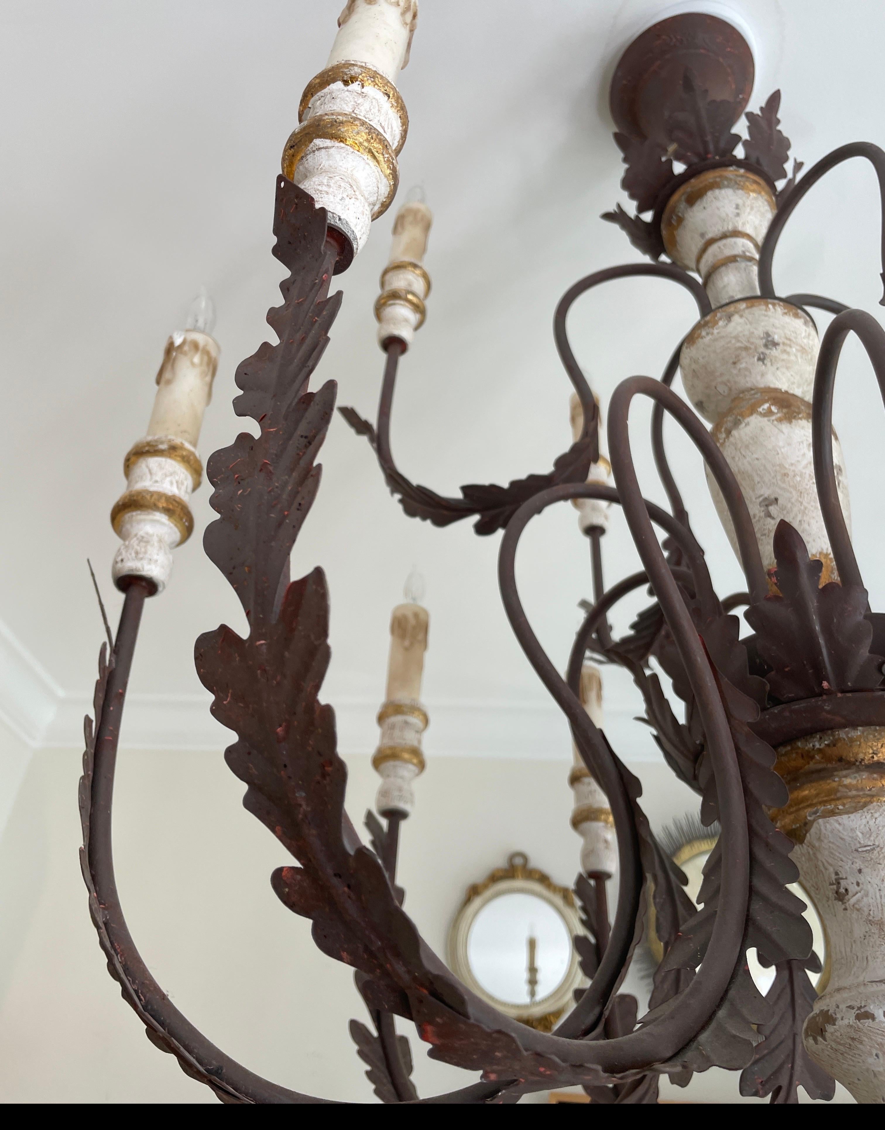 Stile provenzale Provinciale francese  Lampadario a dodici bracci in ferro e legno intagliato verniciato in vendita