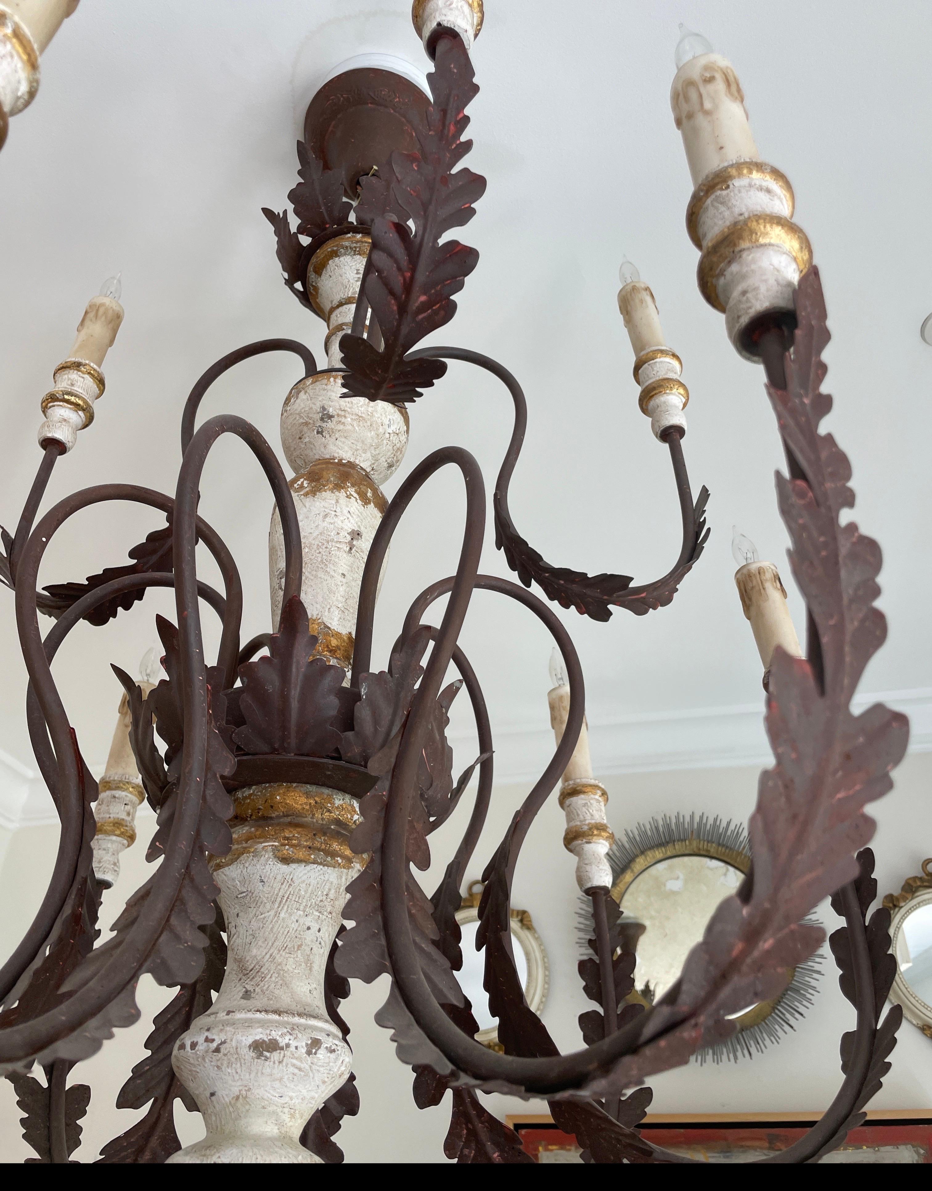 Provinciale francese  Lampadario a dodici bracci in ferro e legno intagliato verniciato In condizioni buone in vendita a West Palm Beach, FL