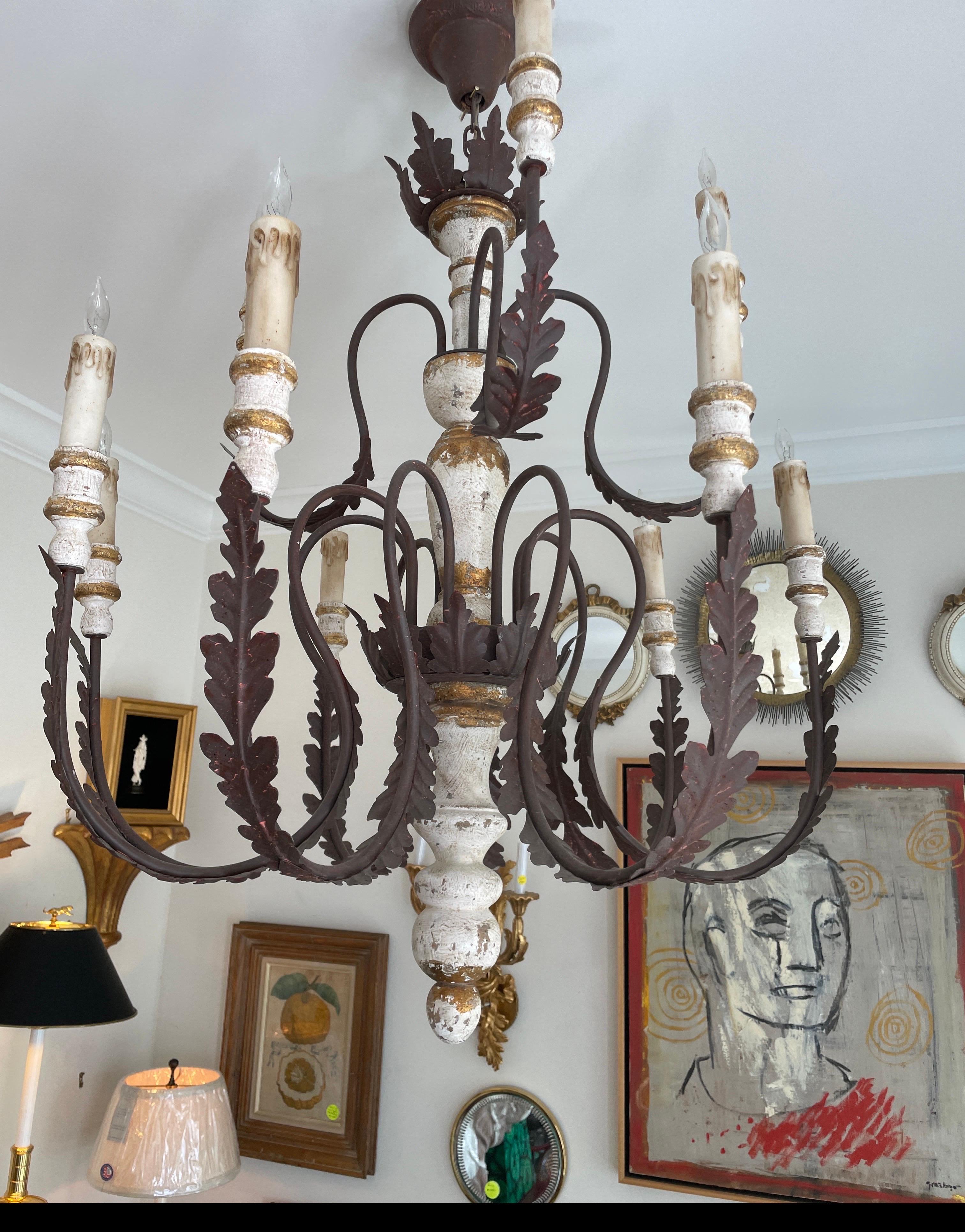 XX secolo Provinciale francese  Lampadario a dodici bracci in ferro e legno intagliato verniciato in vendita