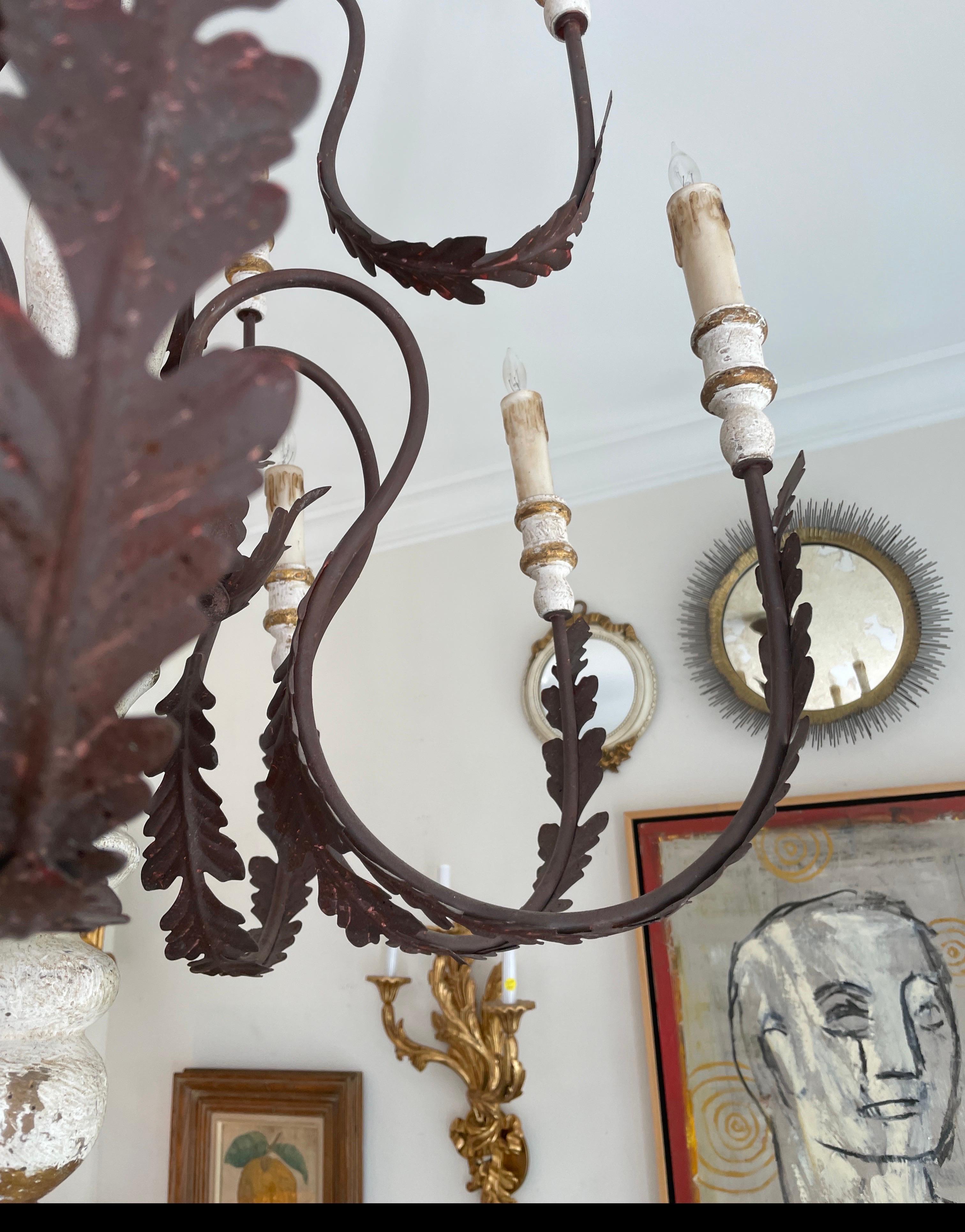 Legno Provinciale francese  Lampadario a dodici bracci in ferro e legno intagliato verniciato in vendita