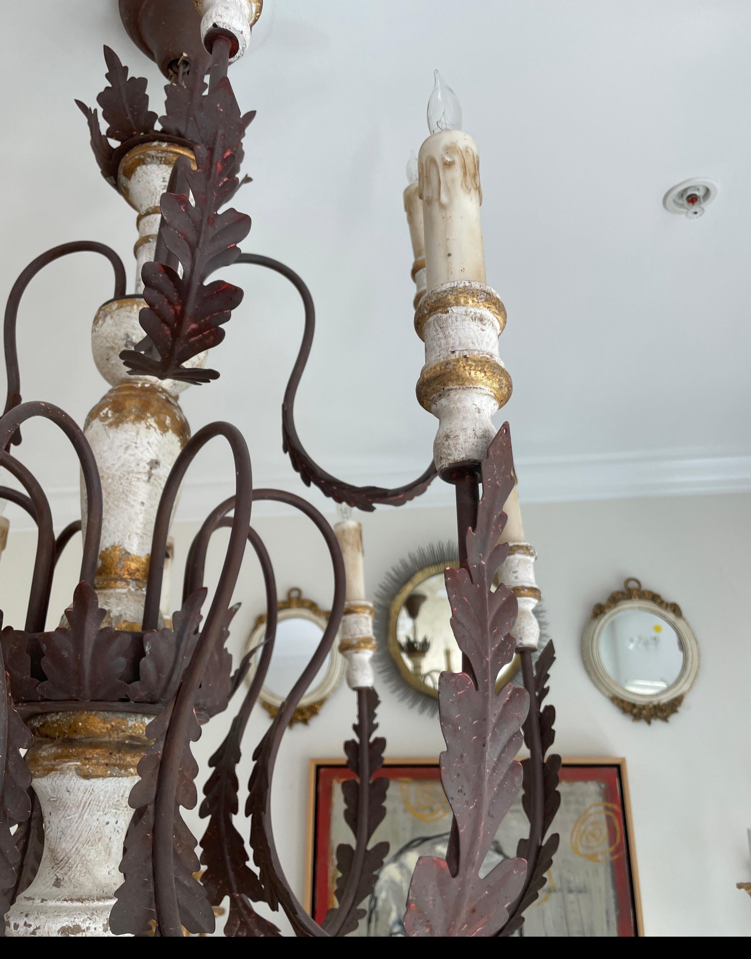 Provinciale francese  Lampadario a dodici bracci in ferro e legno intagliato verniciato in vendita 1