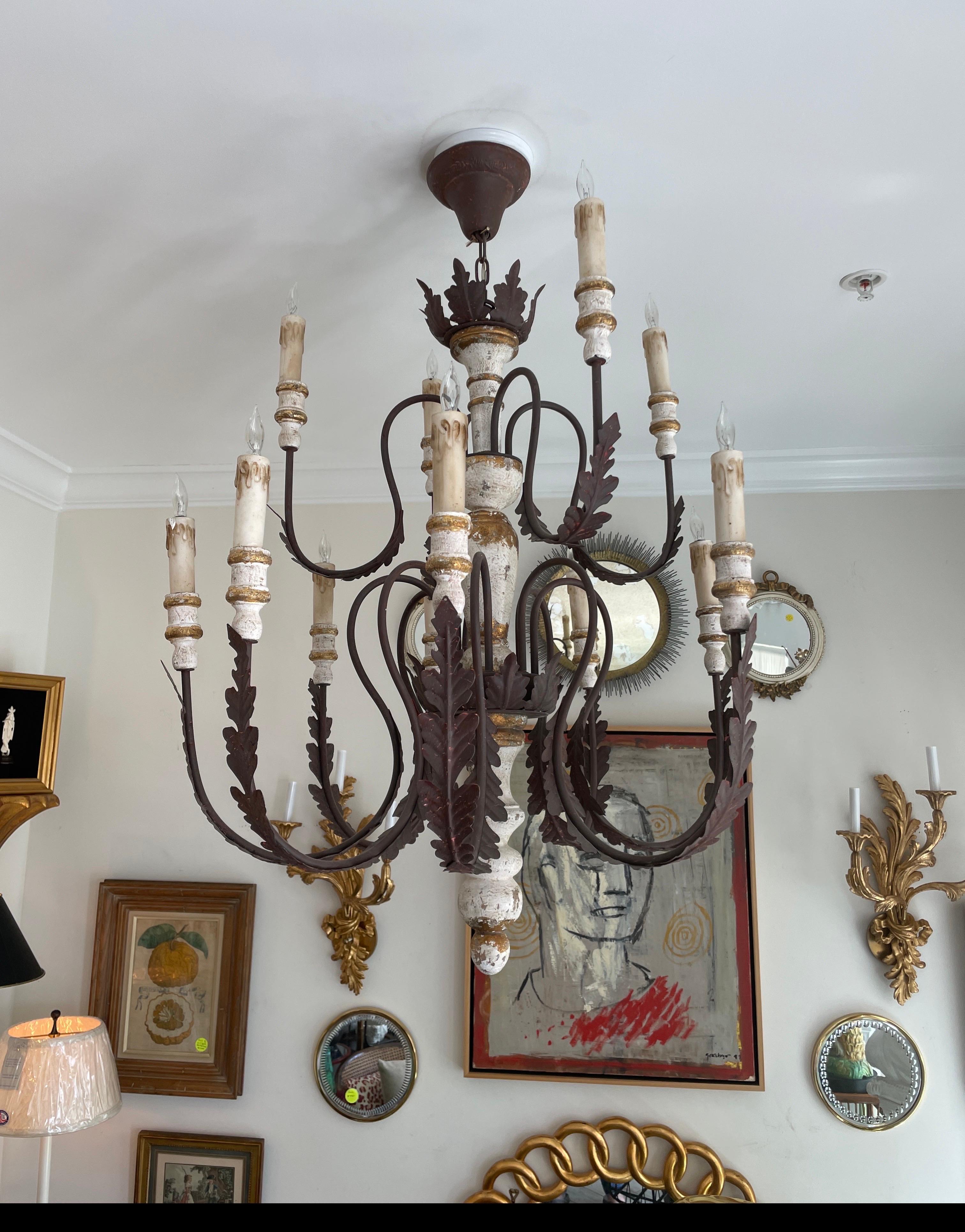 Provinciale francese  Lampadario a dodici bracci in ferro e legno intagliato verniciato in vendita 2