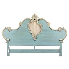 Französisches King-Kopfteil im französischen Provinzial-Stil, pulverblau Keramik-Finish und schweres geschnitztes Detail