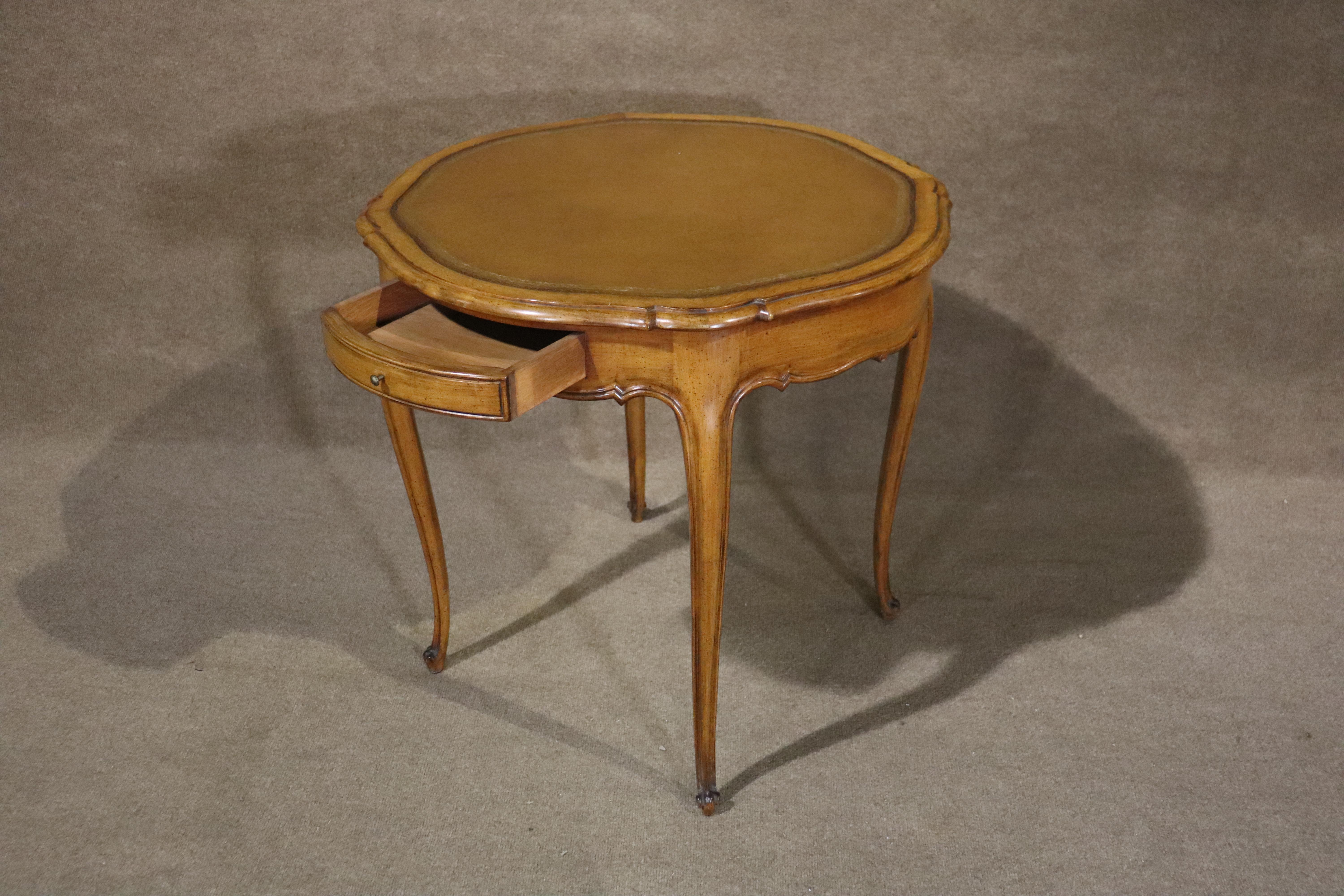 Cette table de style français a un plateau en cuir, des pieds sculptés et un tiroir.
Veuillez confirmer le lieu NY ou NJ
