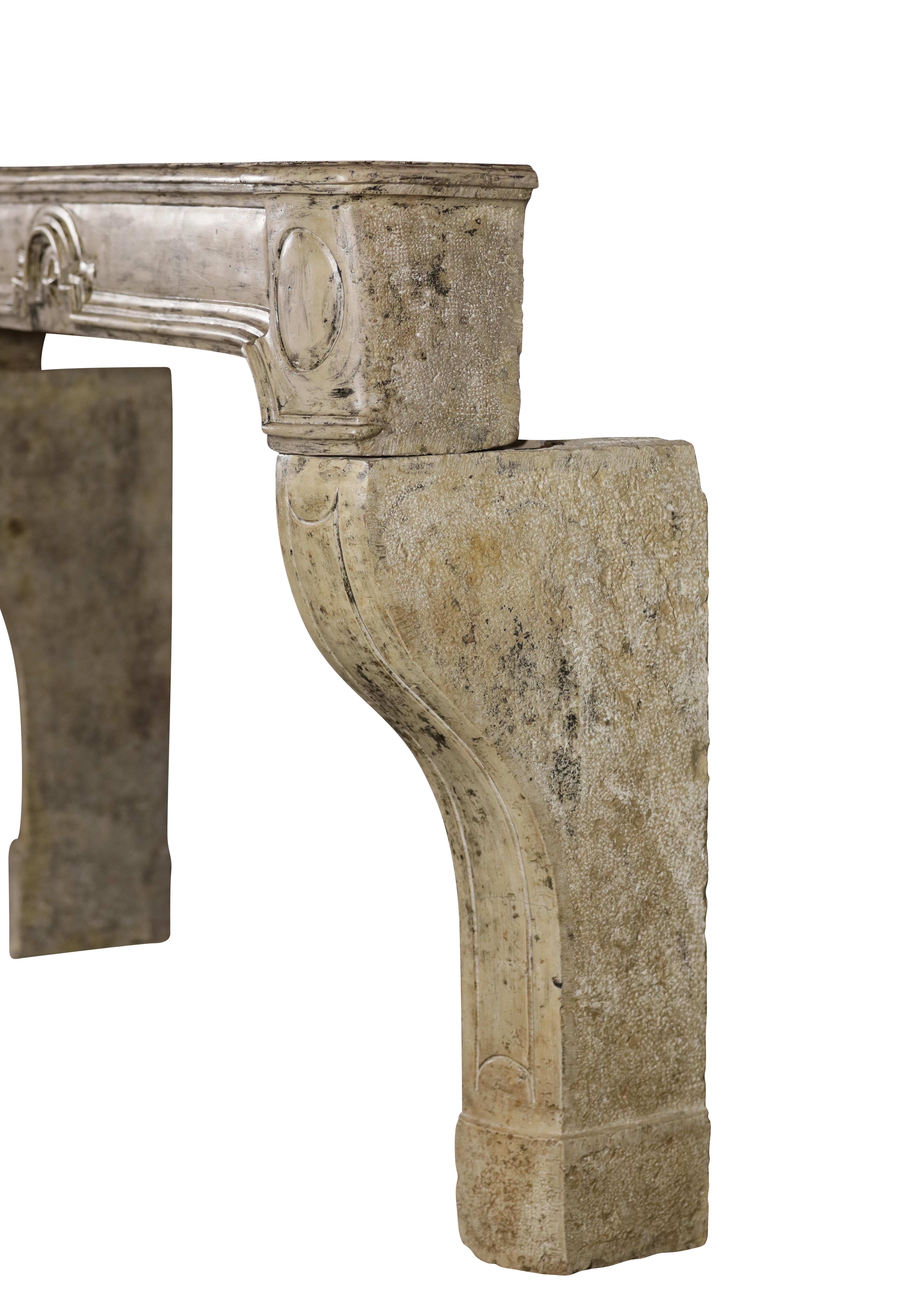 Entorno de chimenea antiguo de piedra caliza de estilo provincial francés con diseño de estrella en venta 2