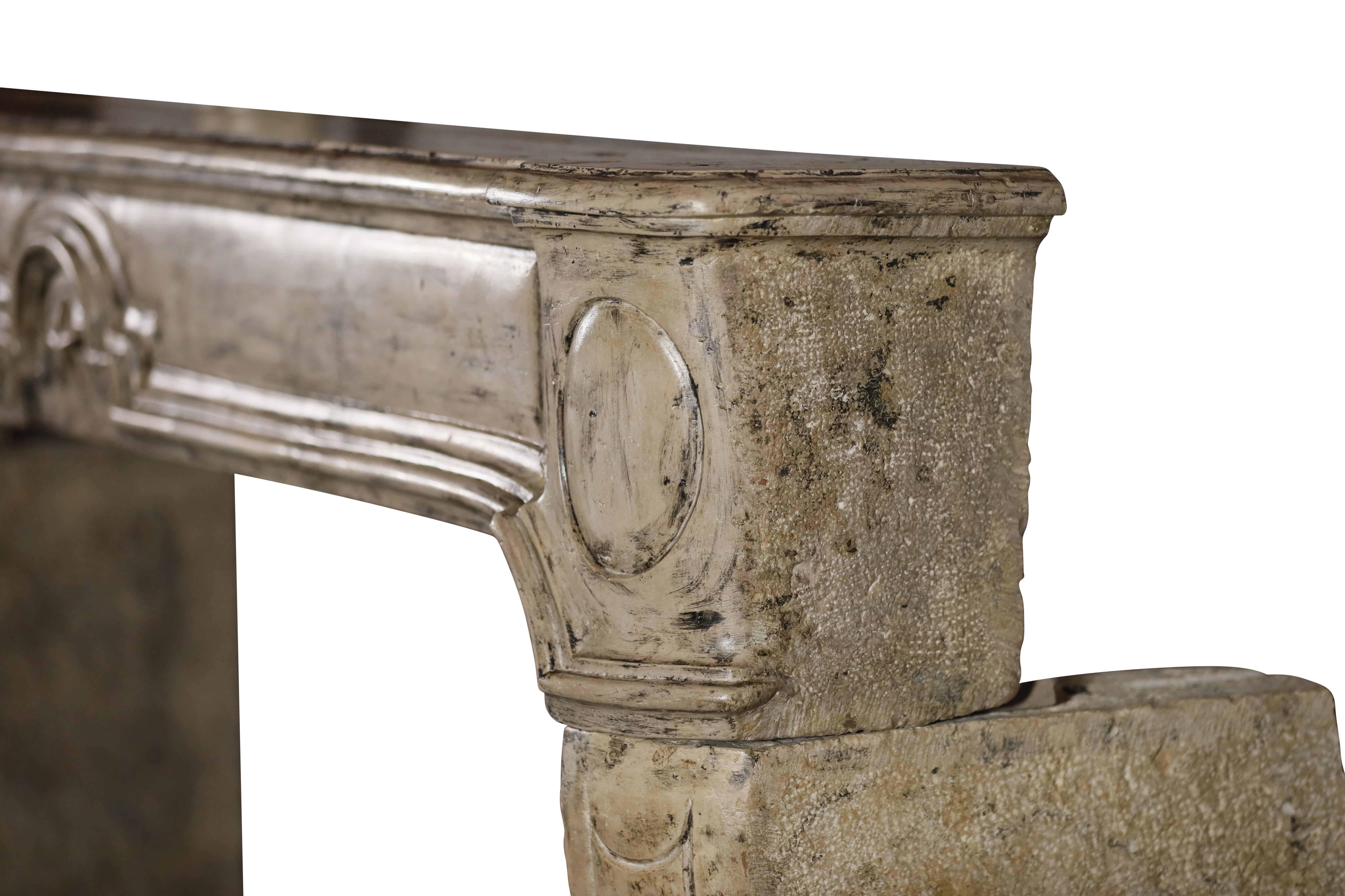 Entorno de chimenea antiguo de piedra caliza de estilo provincial francés con diseño de estrella en venta 3