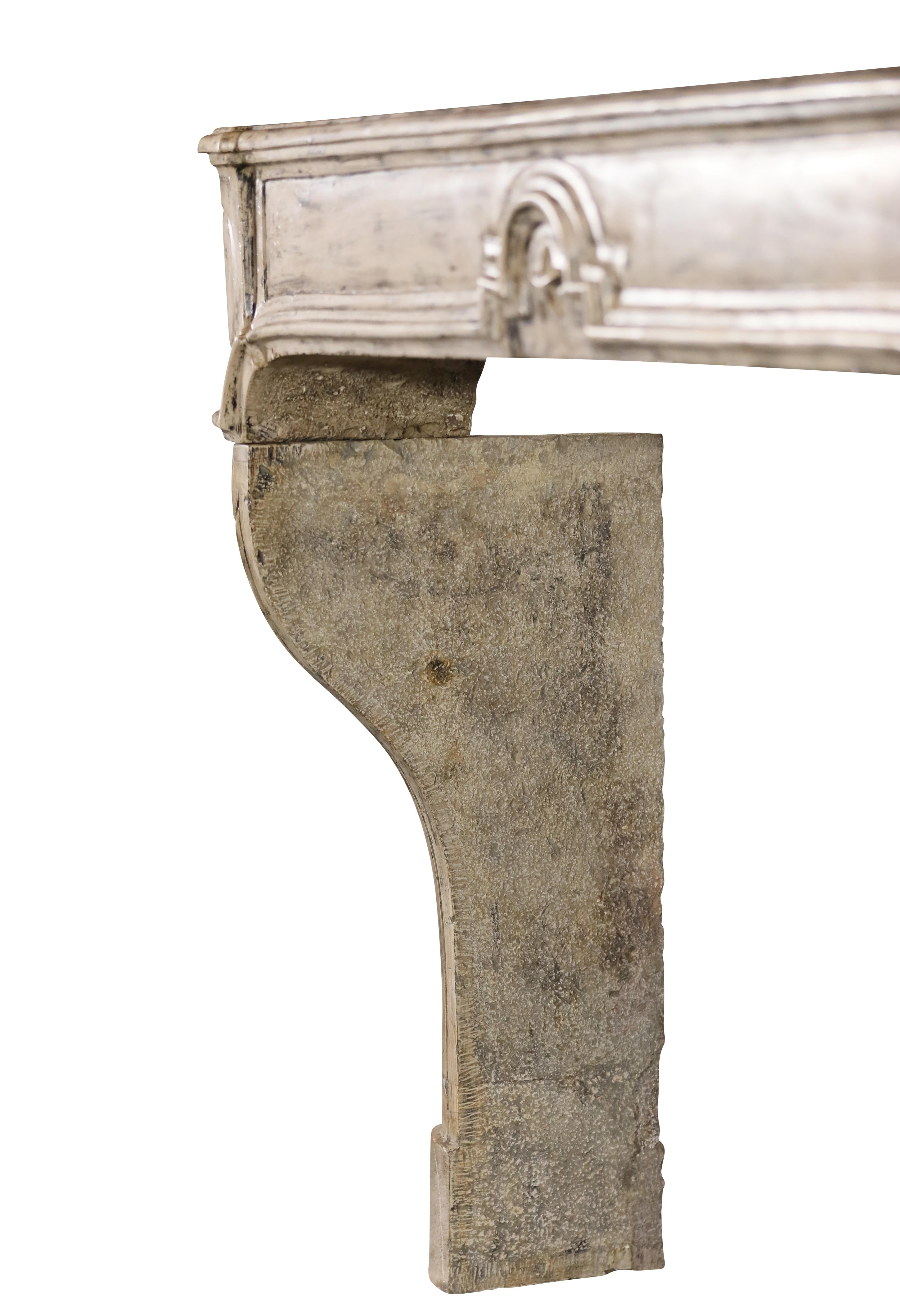Entorno de chimenea antiguo de piedra caliza de estilo provincial francés con diseño de estrella en venta 4