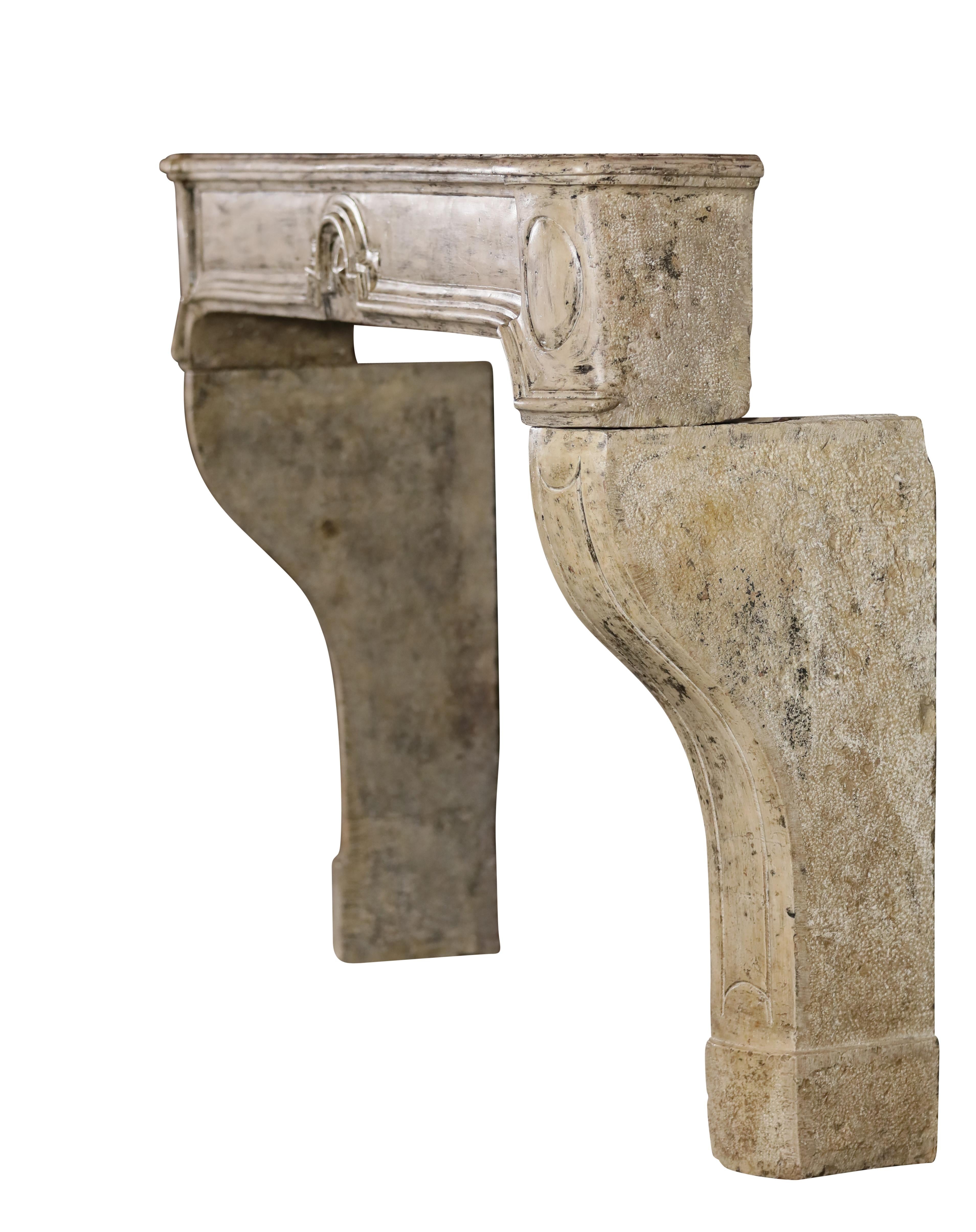 Entorno de chimenea antiguo de piedra caliza de estilo provincial francés con diseño de estrella en venta 5