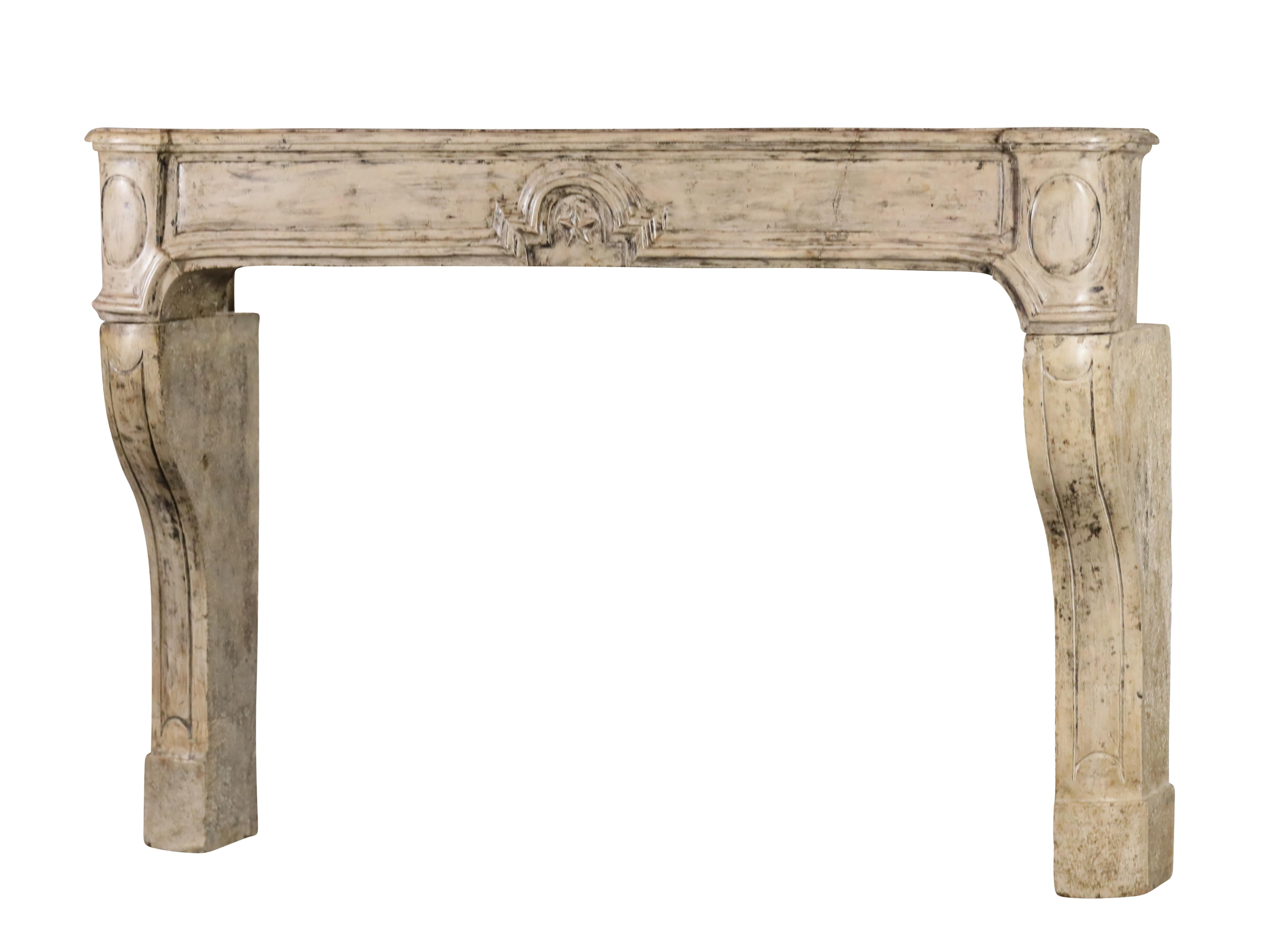 Entorno de chimenea antiguo de piedra caliza de estilo provincial francés con diseño de estrella en venta 6