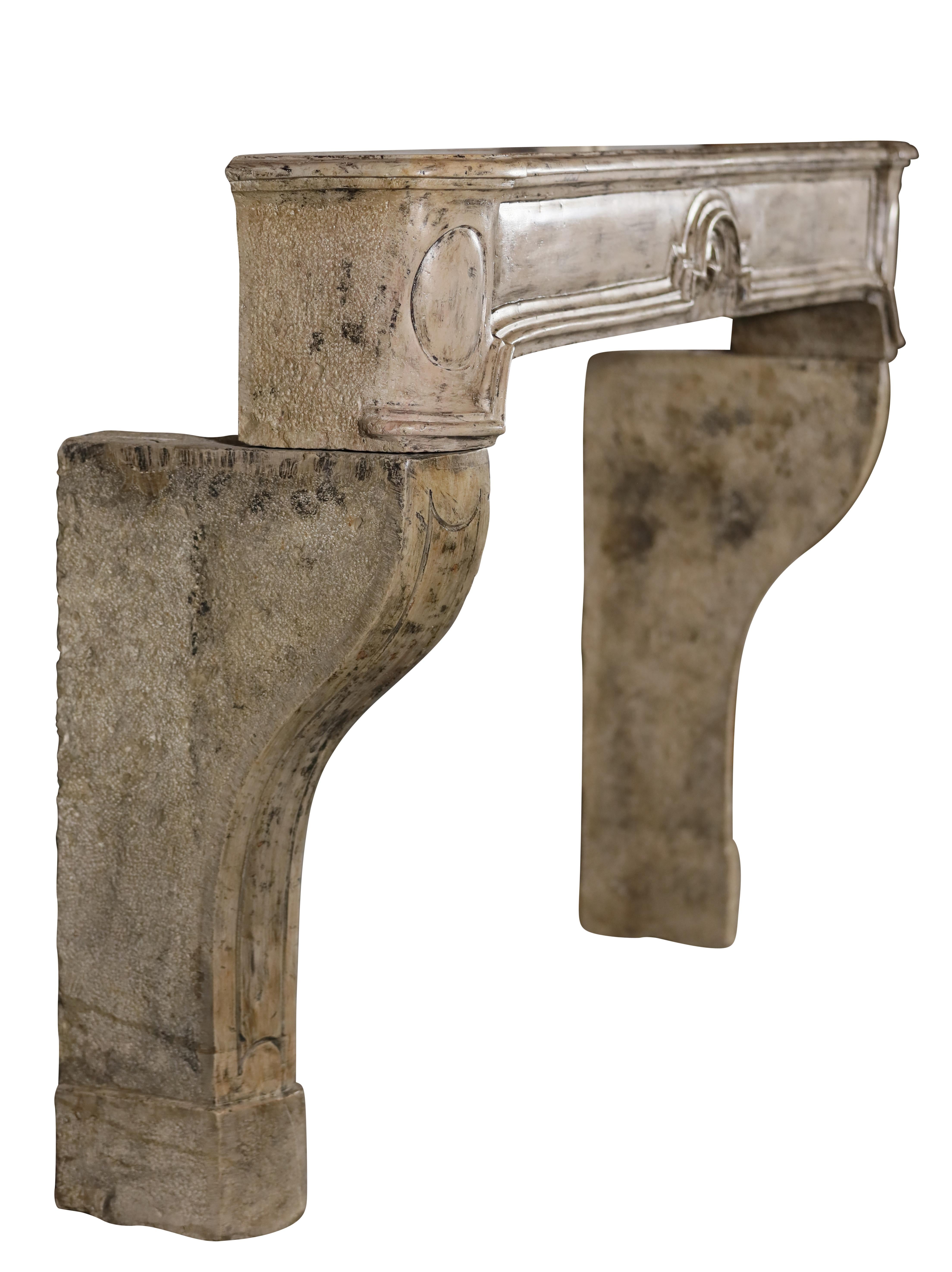 Entorno de chimenea antiguo de piedra caliza de estilo provincial francés con diseño de estrella en venta 8