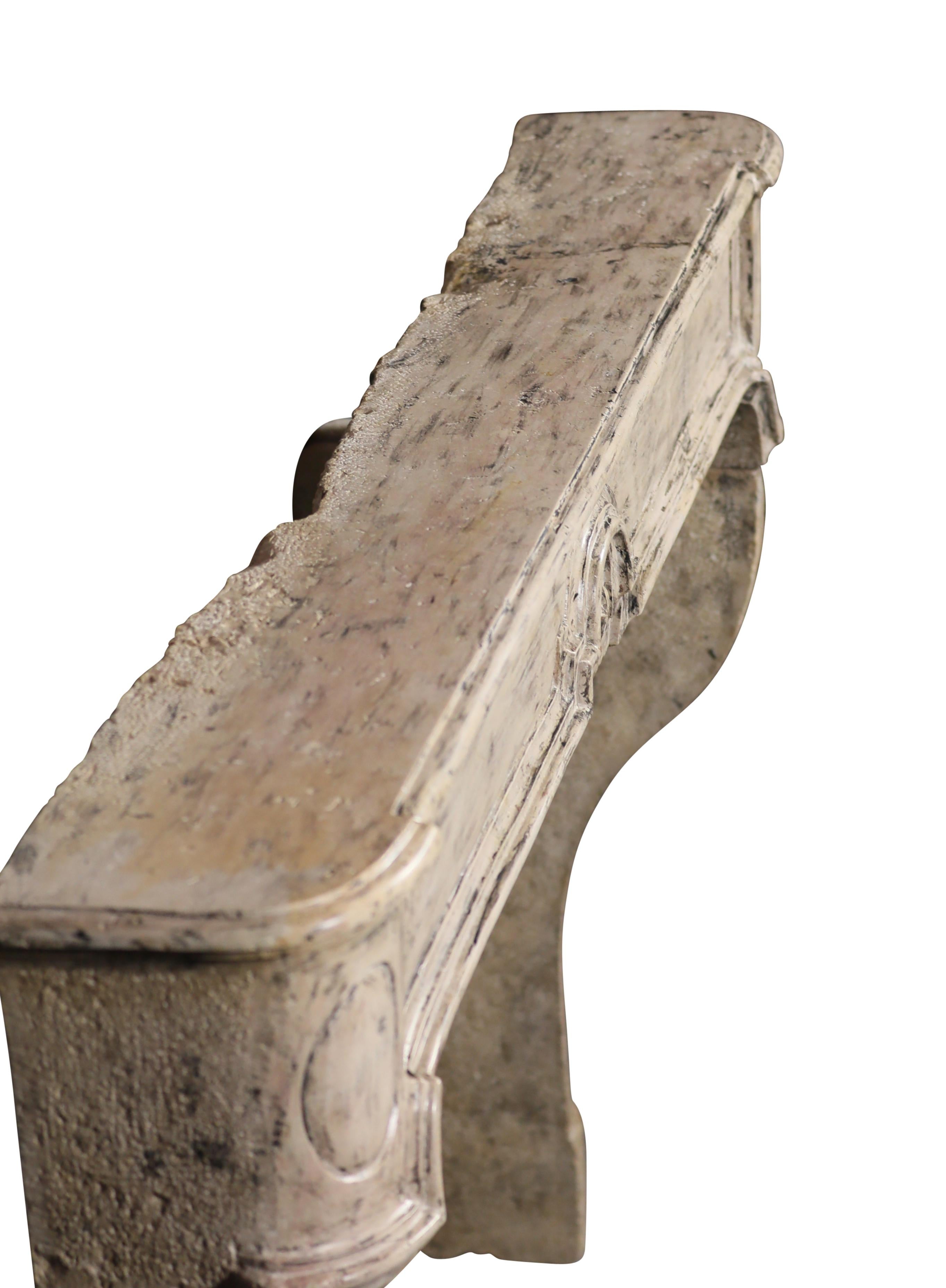 Entorno de chimenea antiguo de piedra caliza de estilo provincial francés con diseño de estrella en venta 10