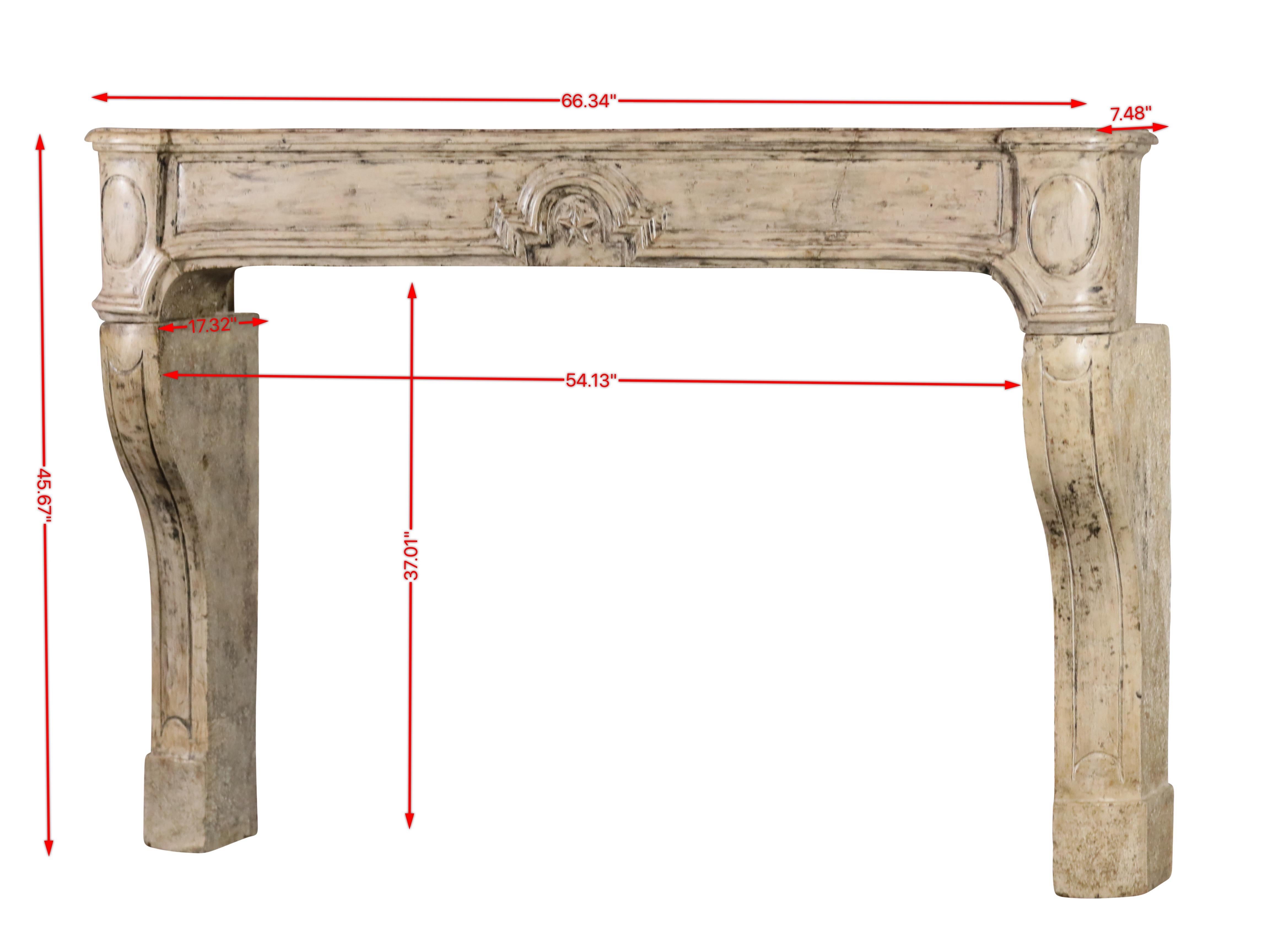 Revestimiento de chimenea francesa de piedra caliza con poco presupuesto.
El frontón ha sido restaurado y tiene una bonita estrella en el centro. La superficie se ha pulido.
Medidas:
168,5 cm Anchura exterior 66,34 pulgadas
116 cm Altura exterior