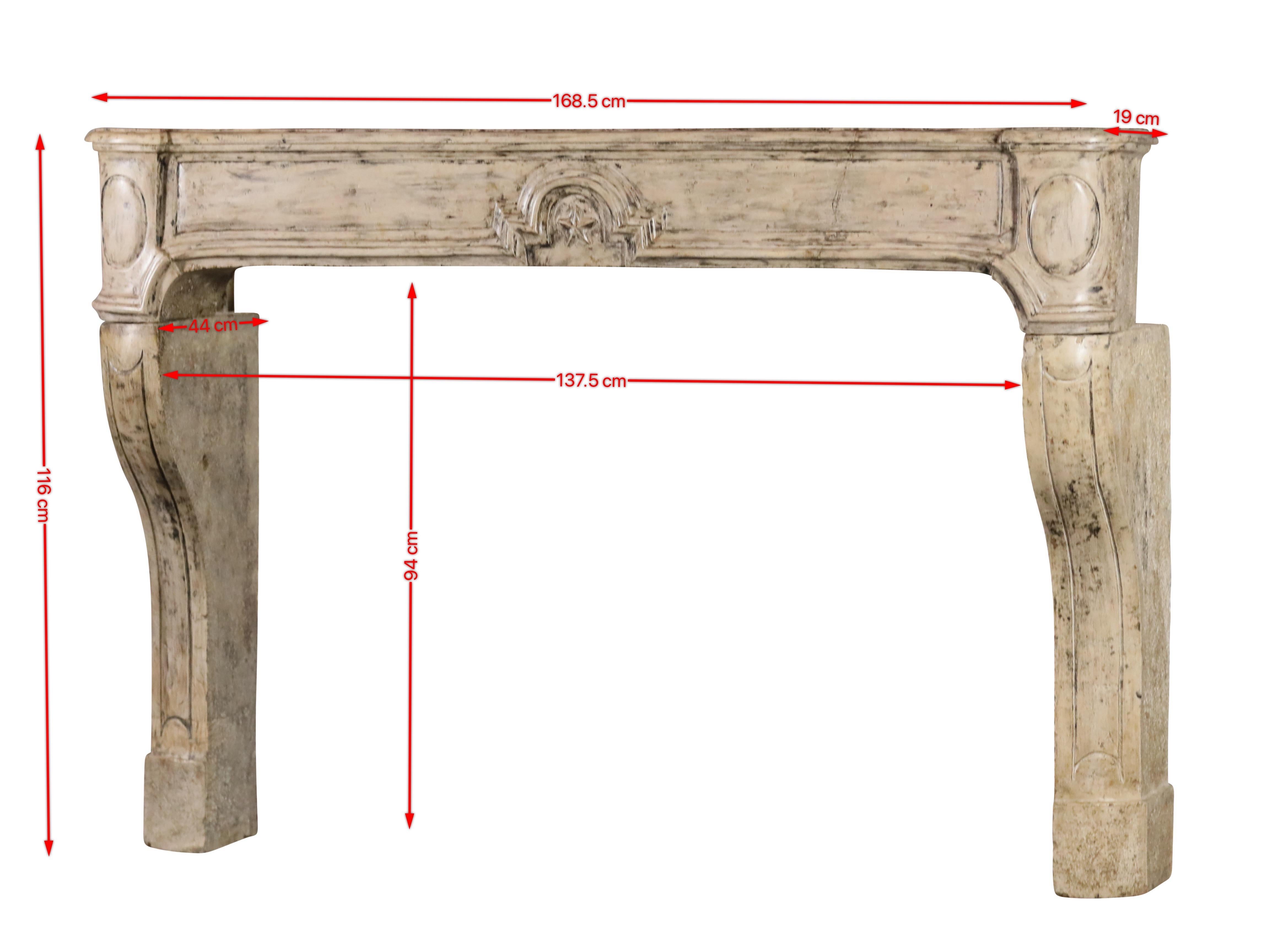 Entorno de chimenea antiguo de piedra caliza de estilo provincial francés con diseño de estrella Provincial francés en venta