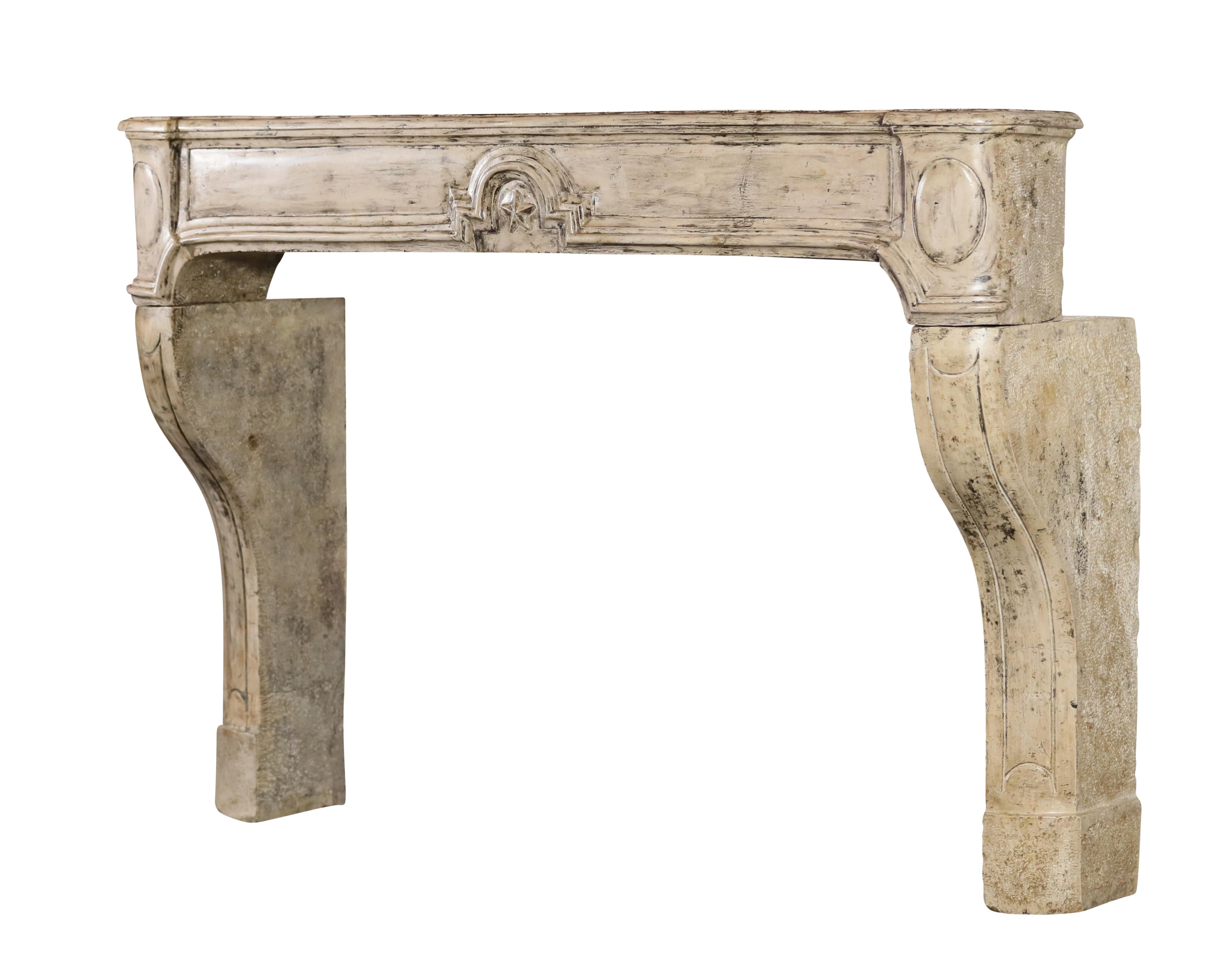 Entorno de chimenea antiguo de piedra caliza de estilo provincial francés con diseño de estrella Tallado a mano en venta