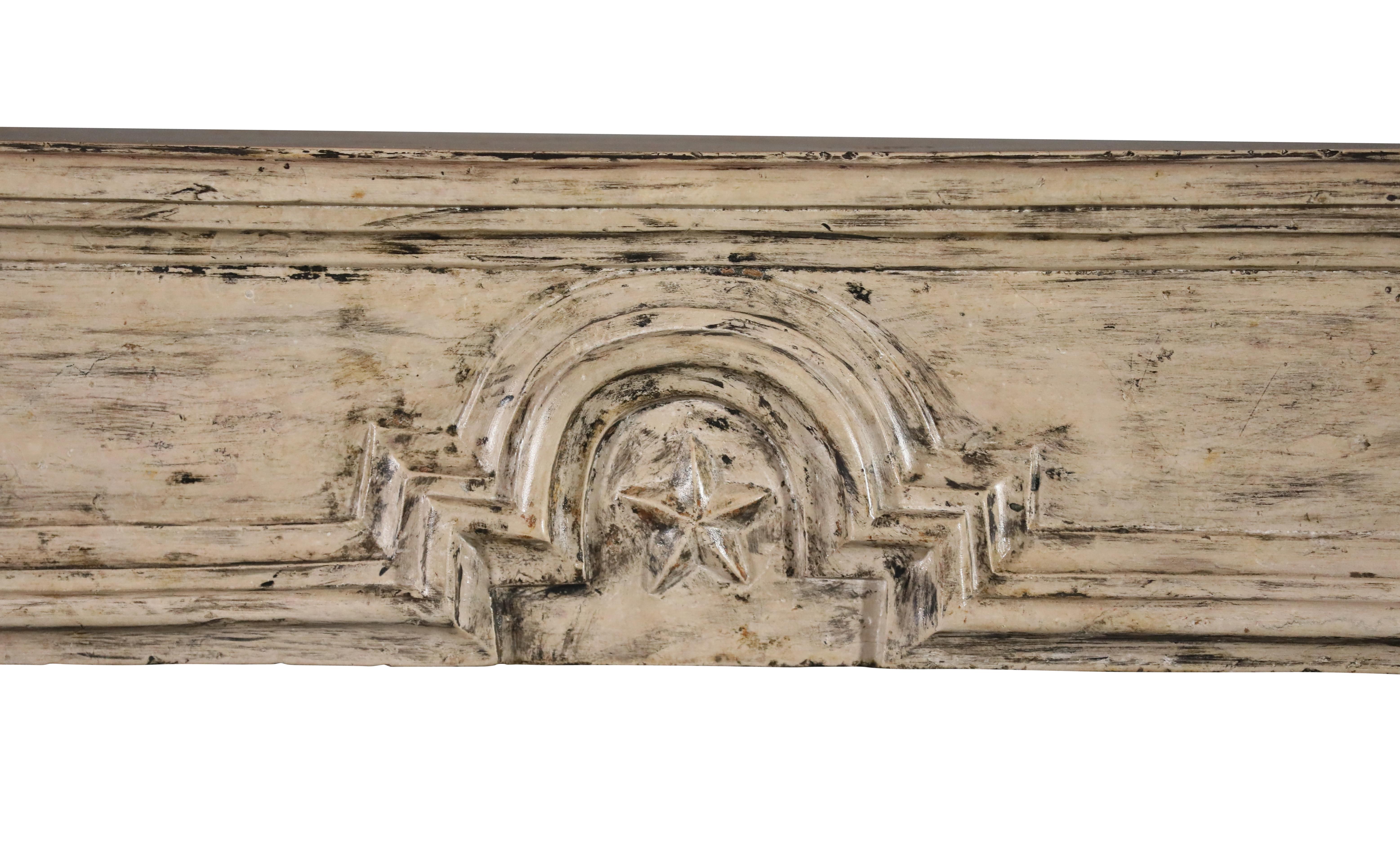 Entorno de chimenea antiguo de piedra caliza de estilo provincial francés con diseño de estrella en Bueno estado para la venta en Beervelde, BE
