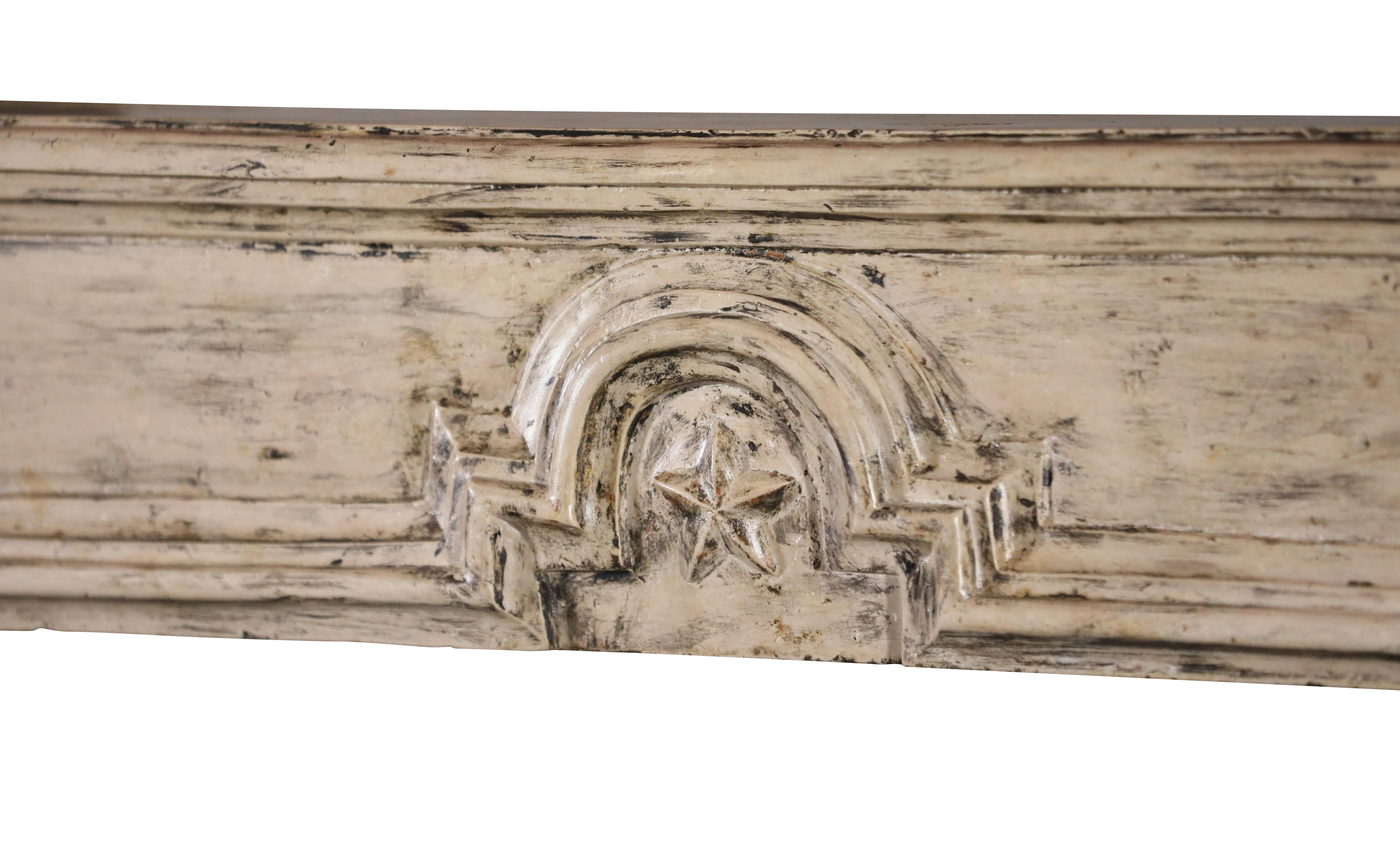 Entorno de chimenea antiguo de piedra caliza de estilo provincial francés con diseño de estrella Caliza en venta