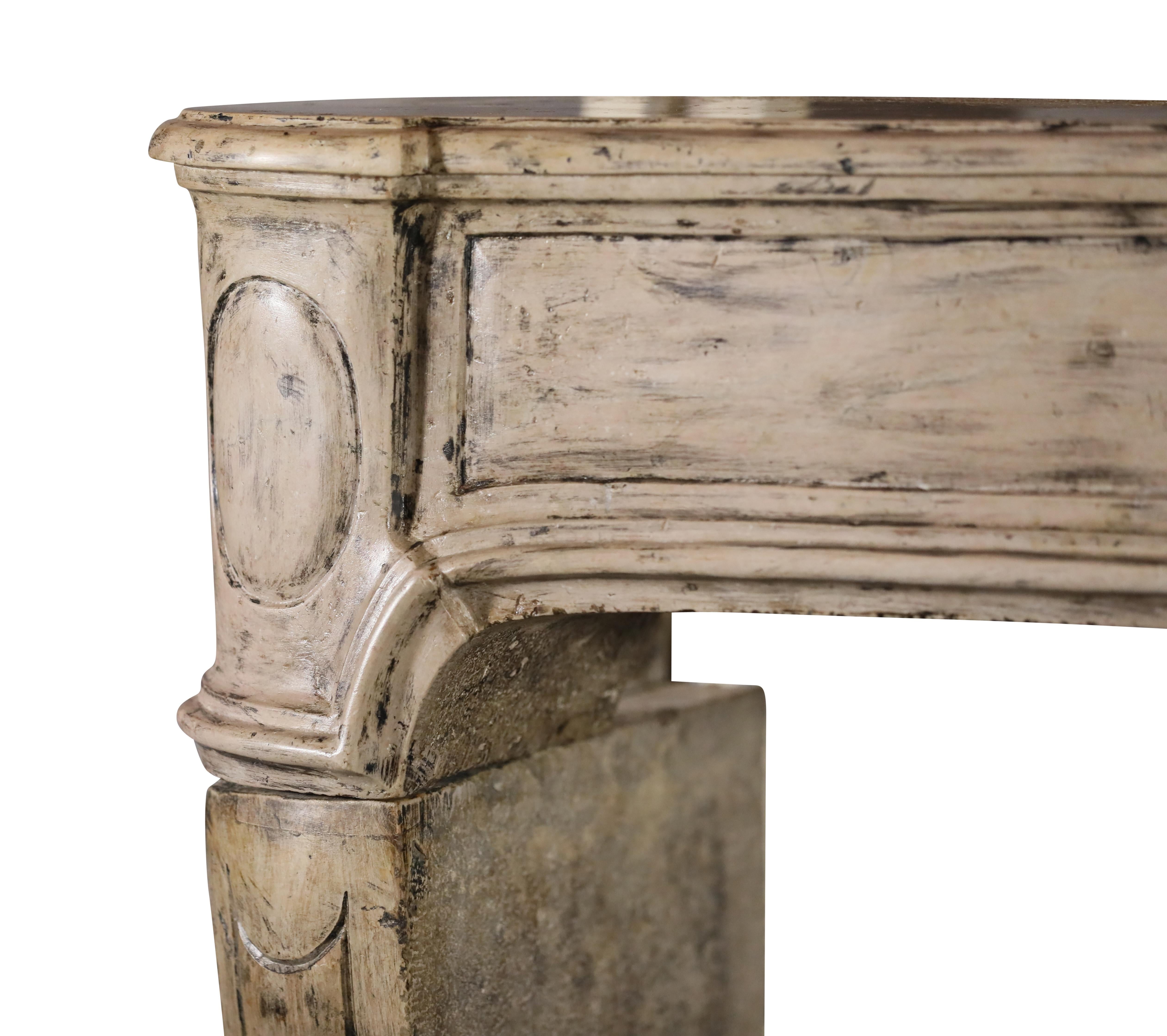 Entorno de chimenea antiguo de piedra caliza de estilo provincial francés con diseño de estrella en venta 1