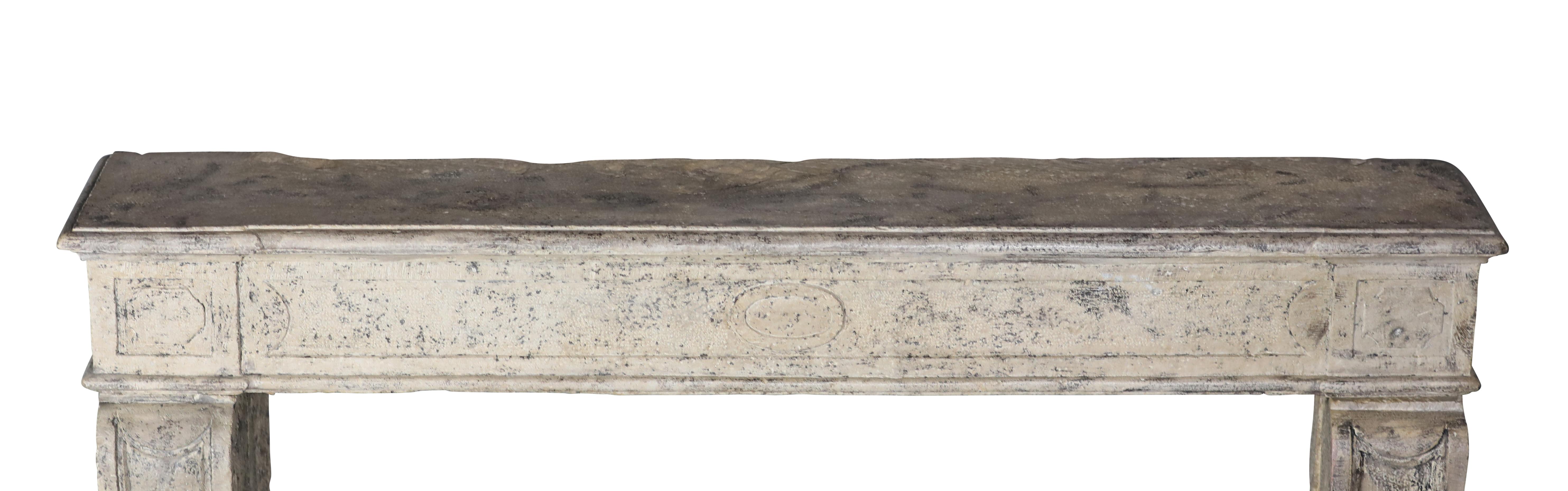 Cheminée provinciale française en pierre calcaire pour un décor Timeless en vente 11