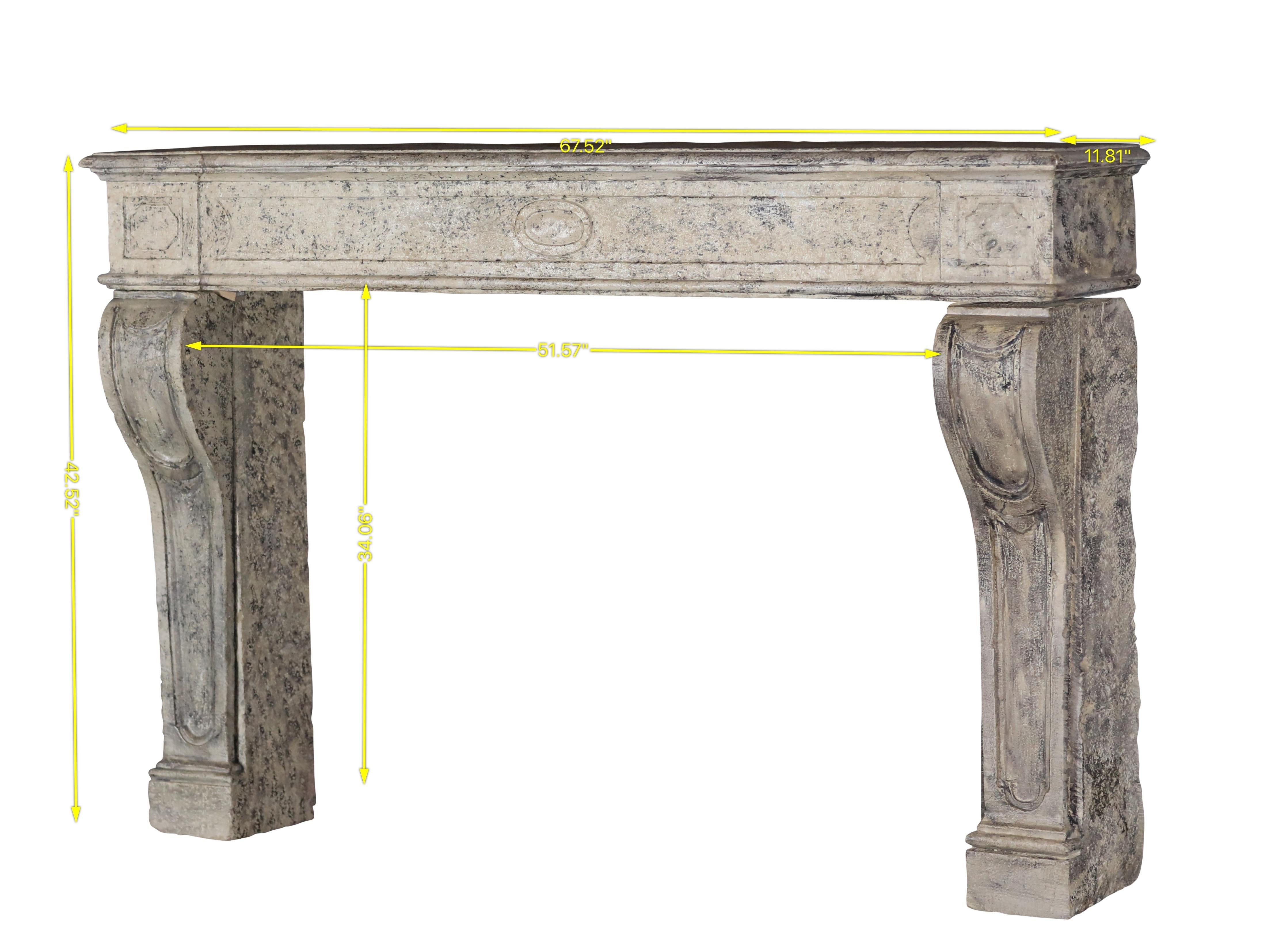 Cheminée ancienne française avec patine d'origine.
3 blocs massifs de calcaire naturel.
Période du 18e siècle.
Dimensions :
171,5 cm Largeur extérieure 67,52 pouces
108 cm Hauteur extérieure 42,52 pouces
131 cm Largeur intérieure 51,57 pouces
86,5