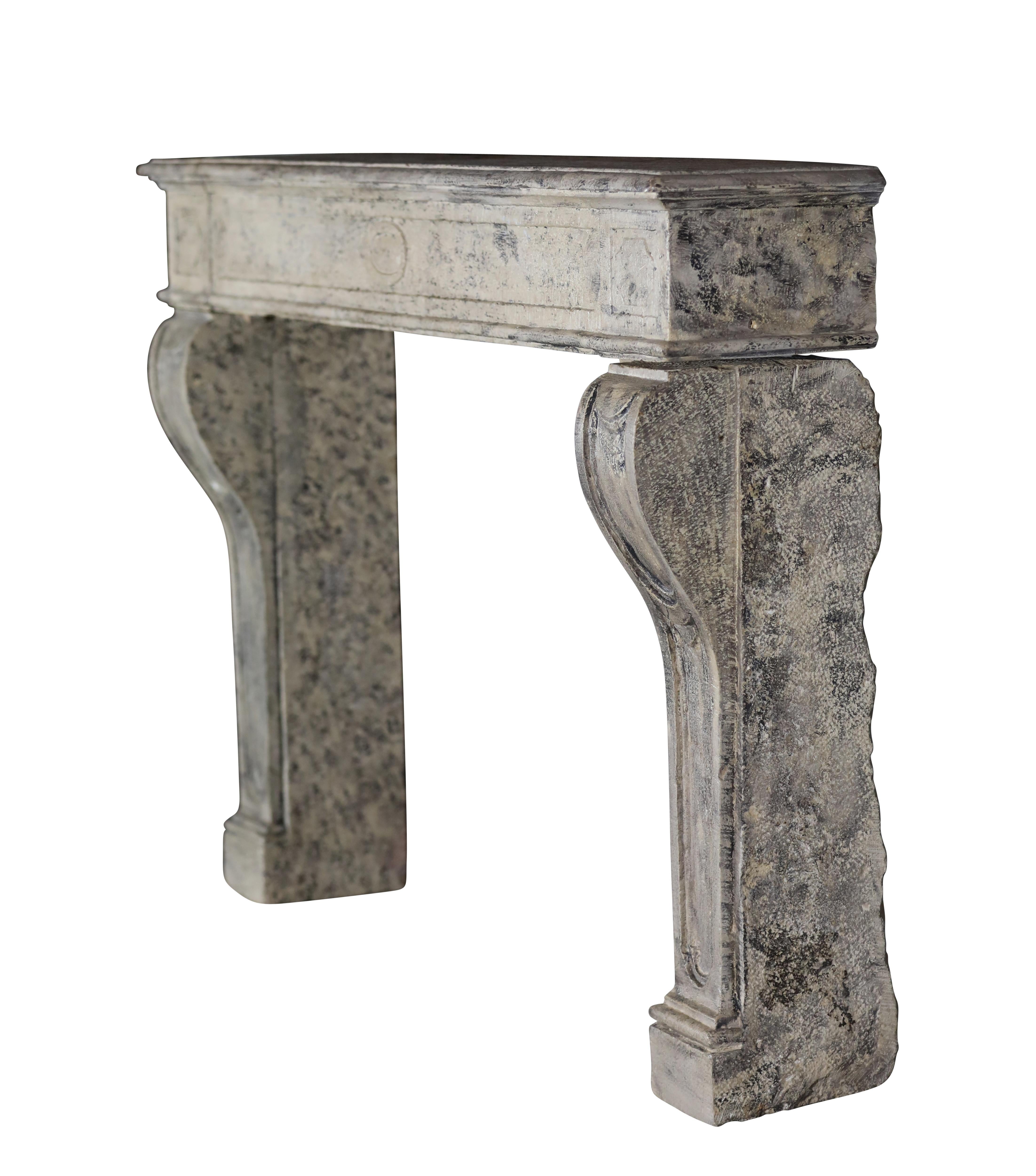 Sculpté à la main Cheminée provinciale française en pierre calcaire pour un décor Timeless en vente