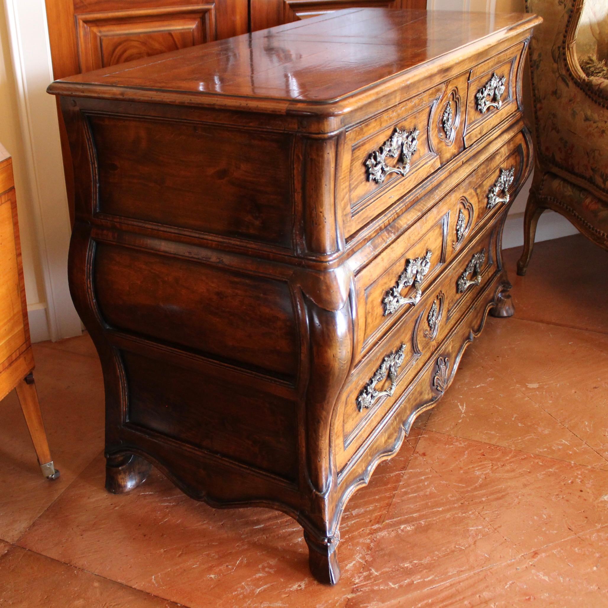 French Provincial Louis LXV Style Bombé Commode With Fine Hardware In Good Condition For Sale In Free Union, VA
