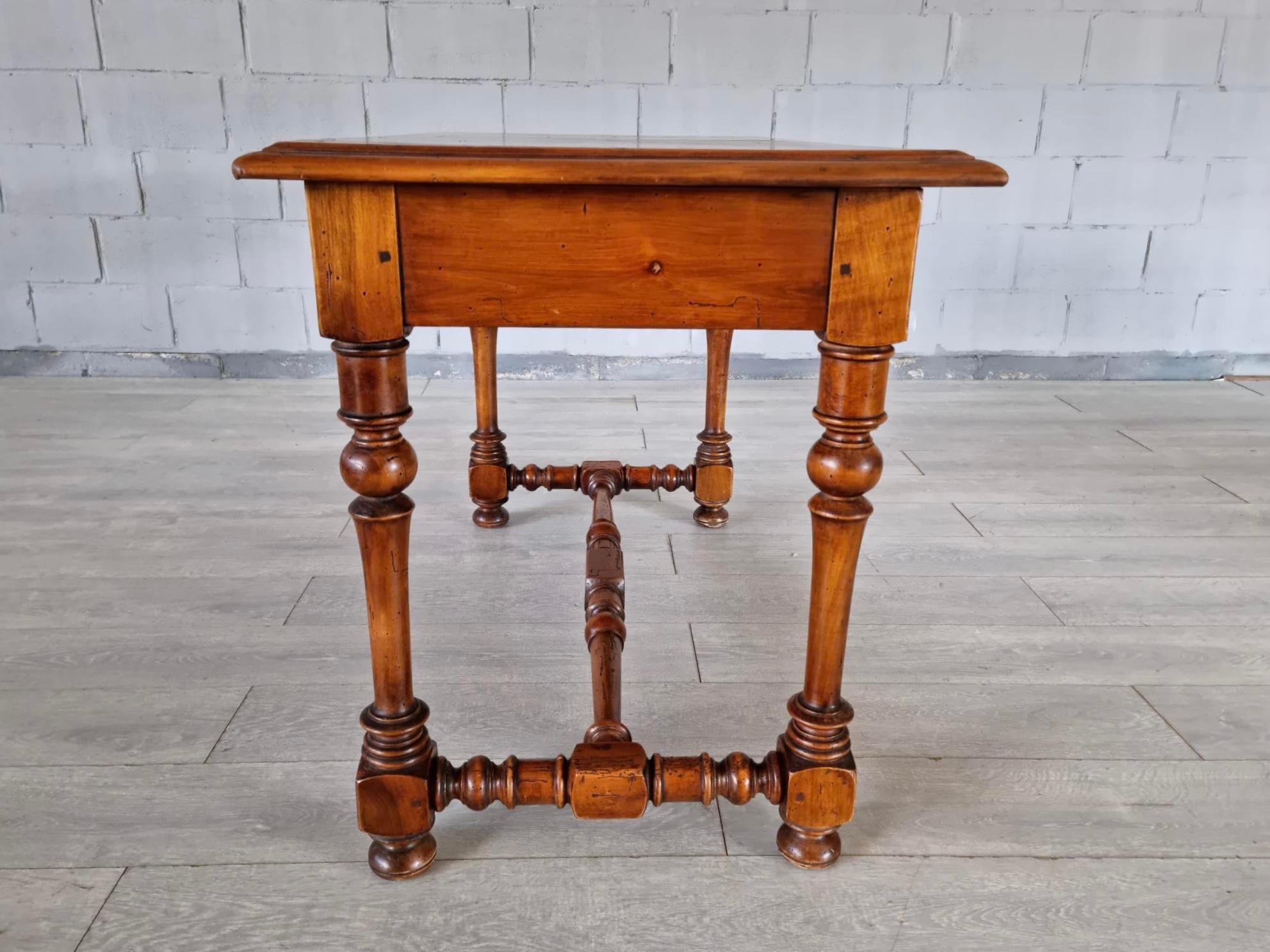 Bureau ou table d'appoint en noyer sculpté de style Louis XIV en vente 4